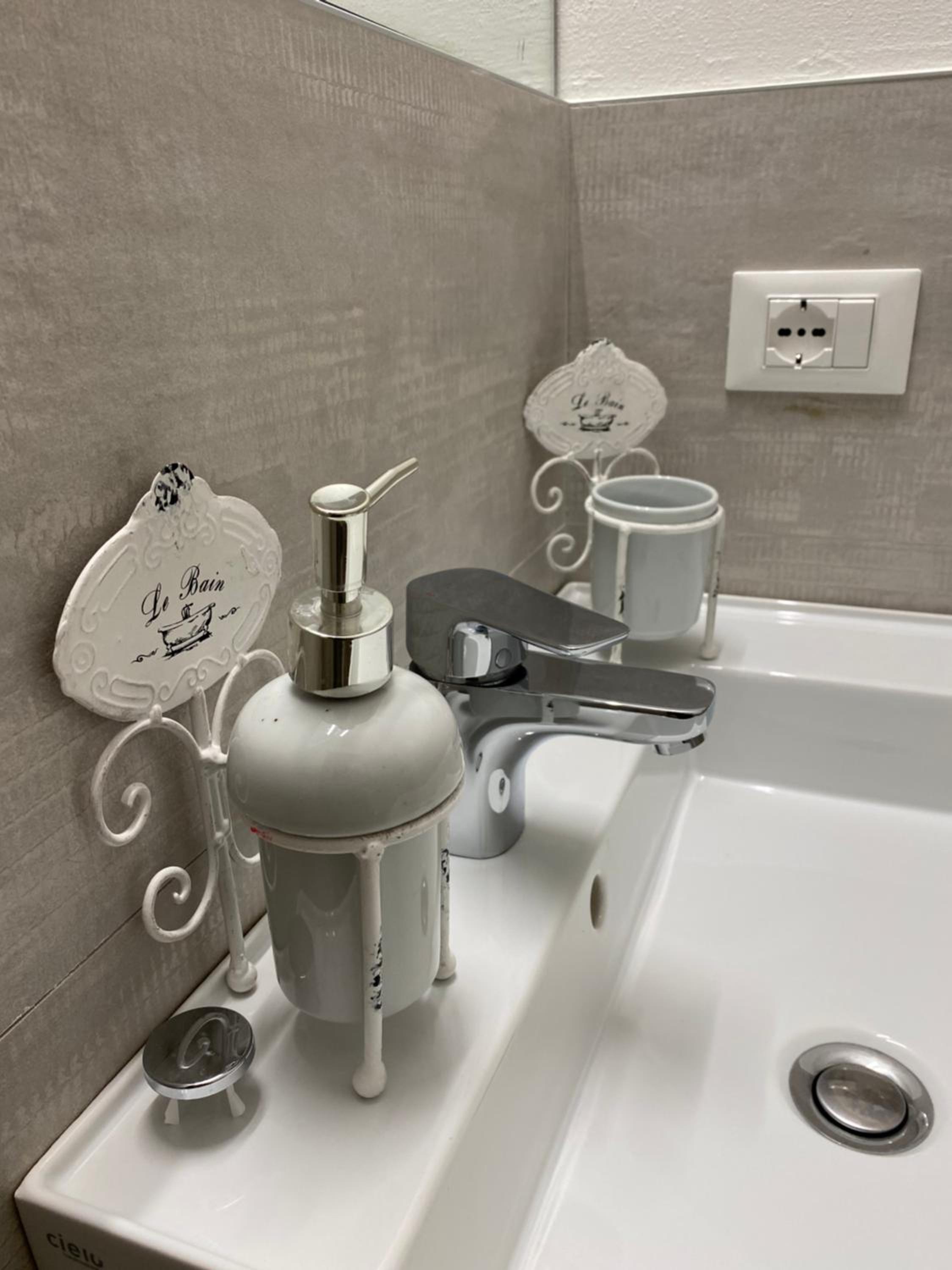 Double Room with Private Bathroom - Photo 6