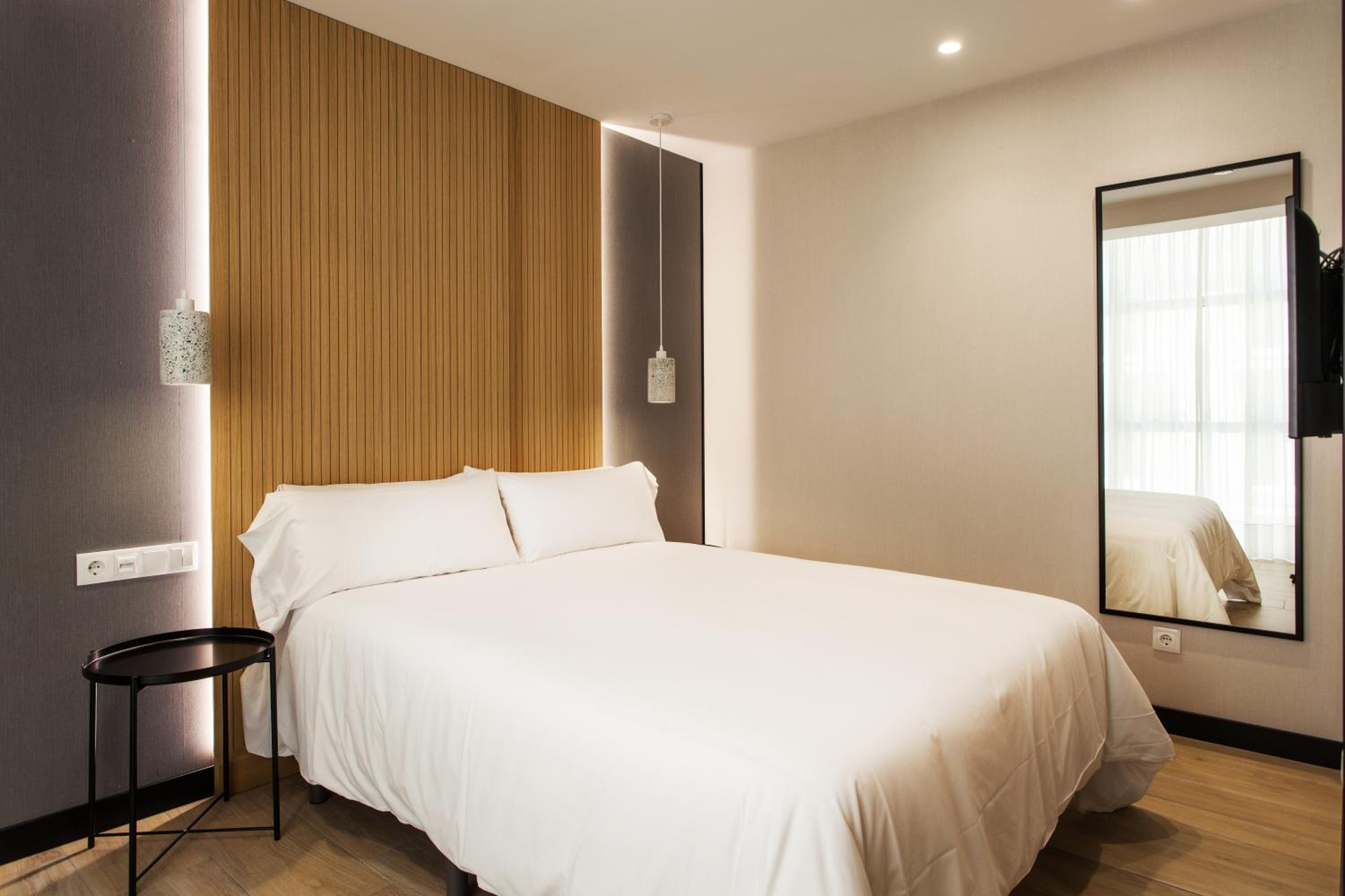 Standard Double or Twin Room - Photo 11