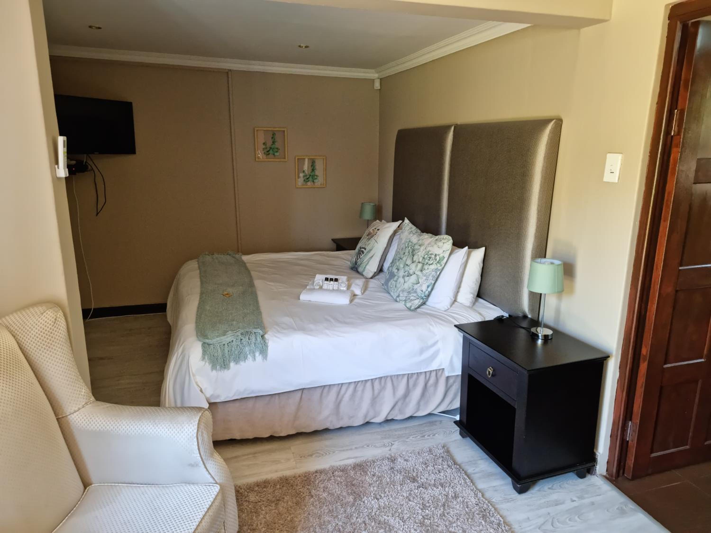 Premium Twin Room - Photo 1