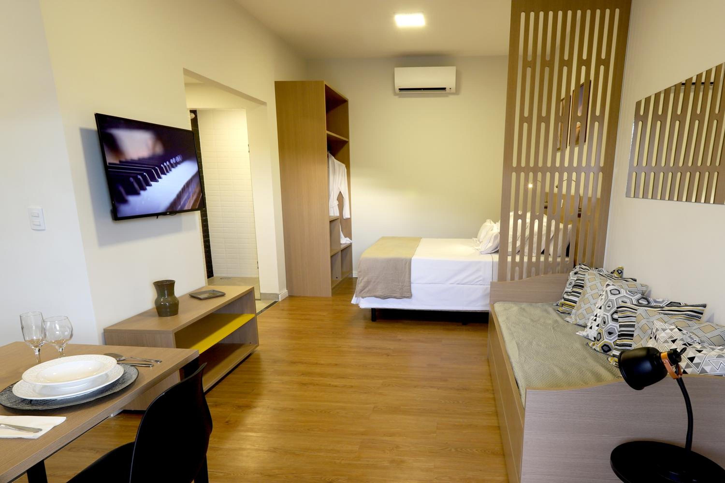Deluxe Queen Suite photo 1