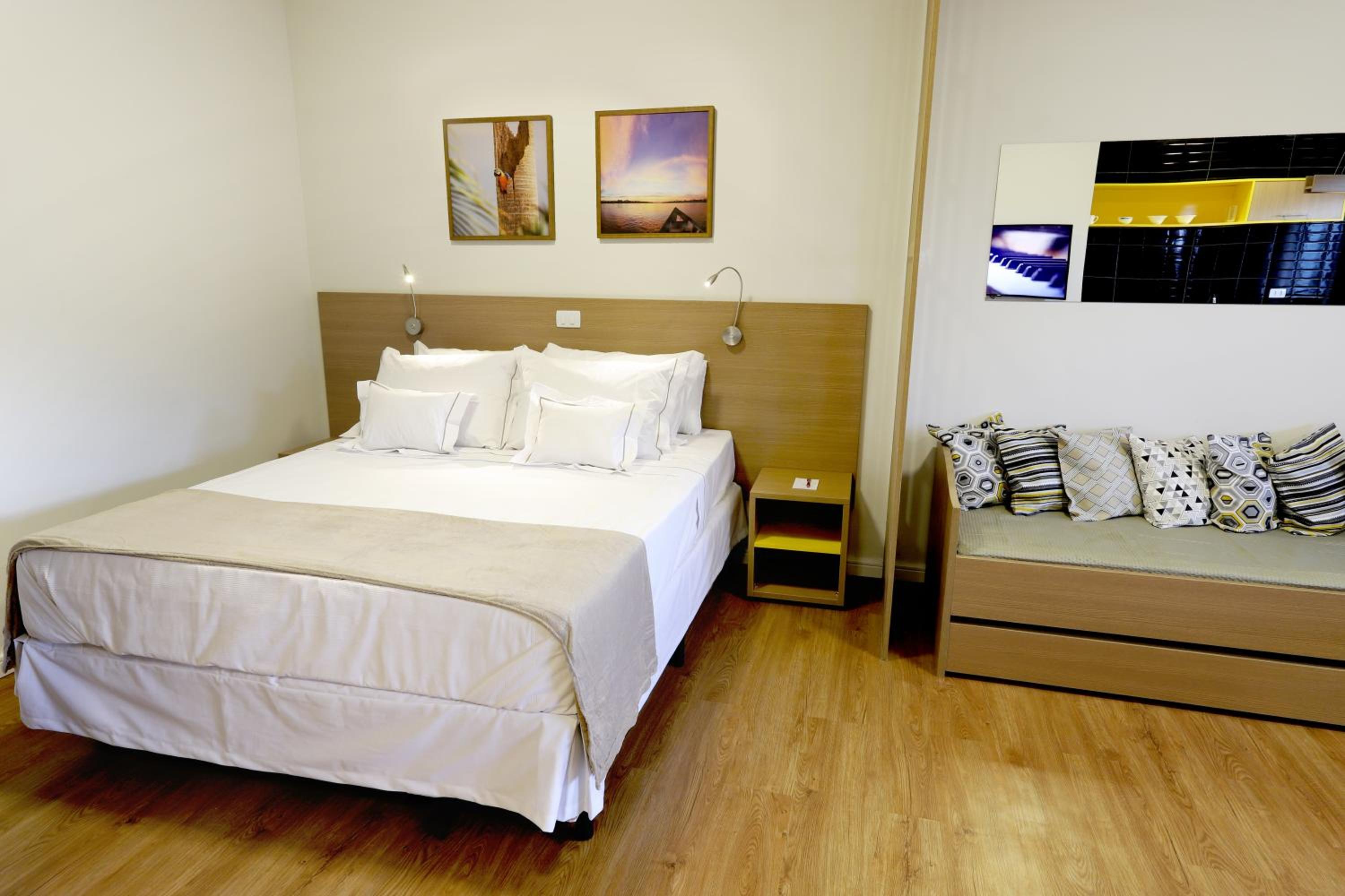 Deluxe Queen Suite photo 2