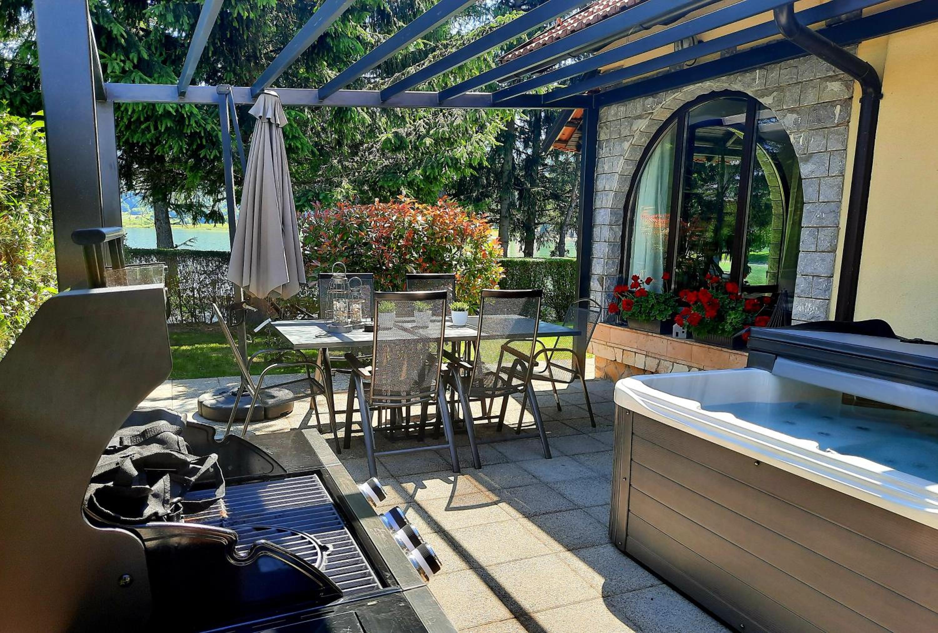 Apartment with Lake View - Photo 39