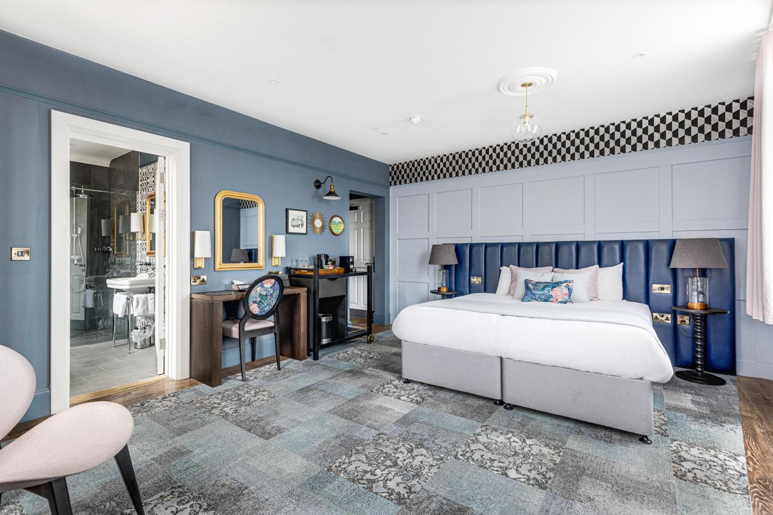 Deluxe King Room - Photo 25