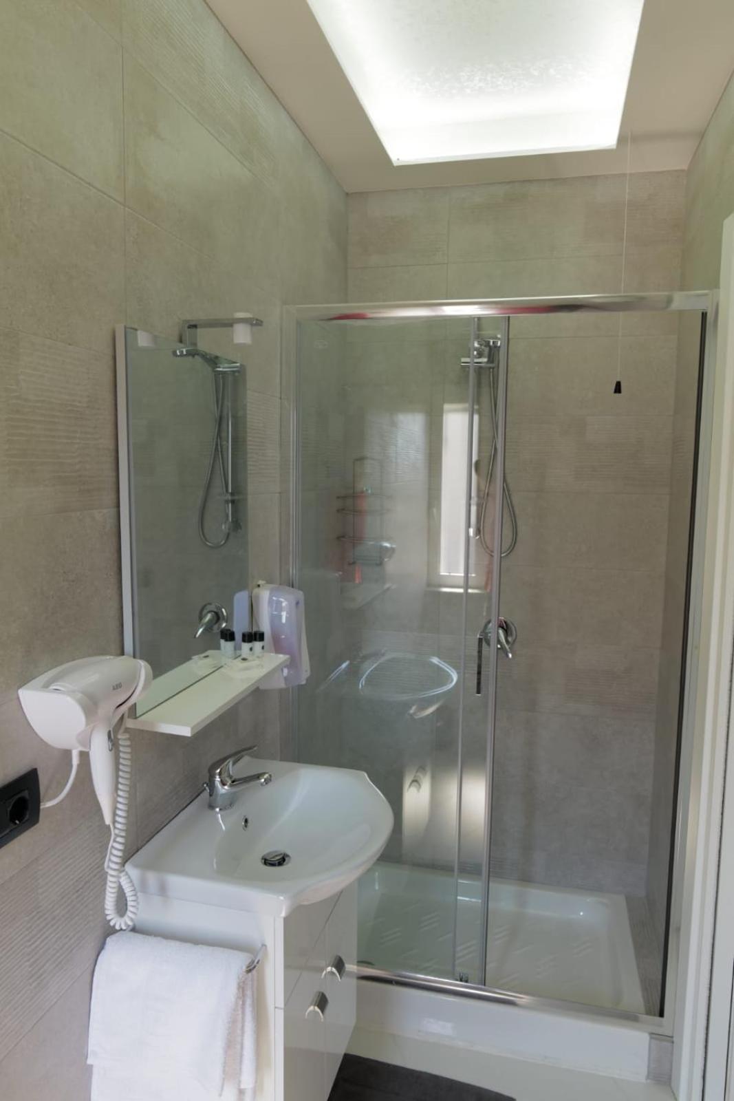 Standard Twin Room - Photo 6