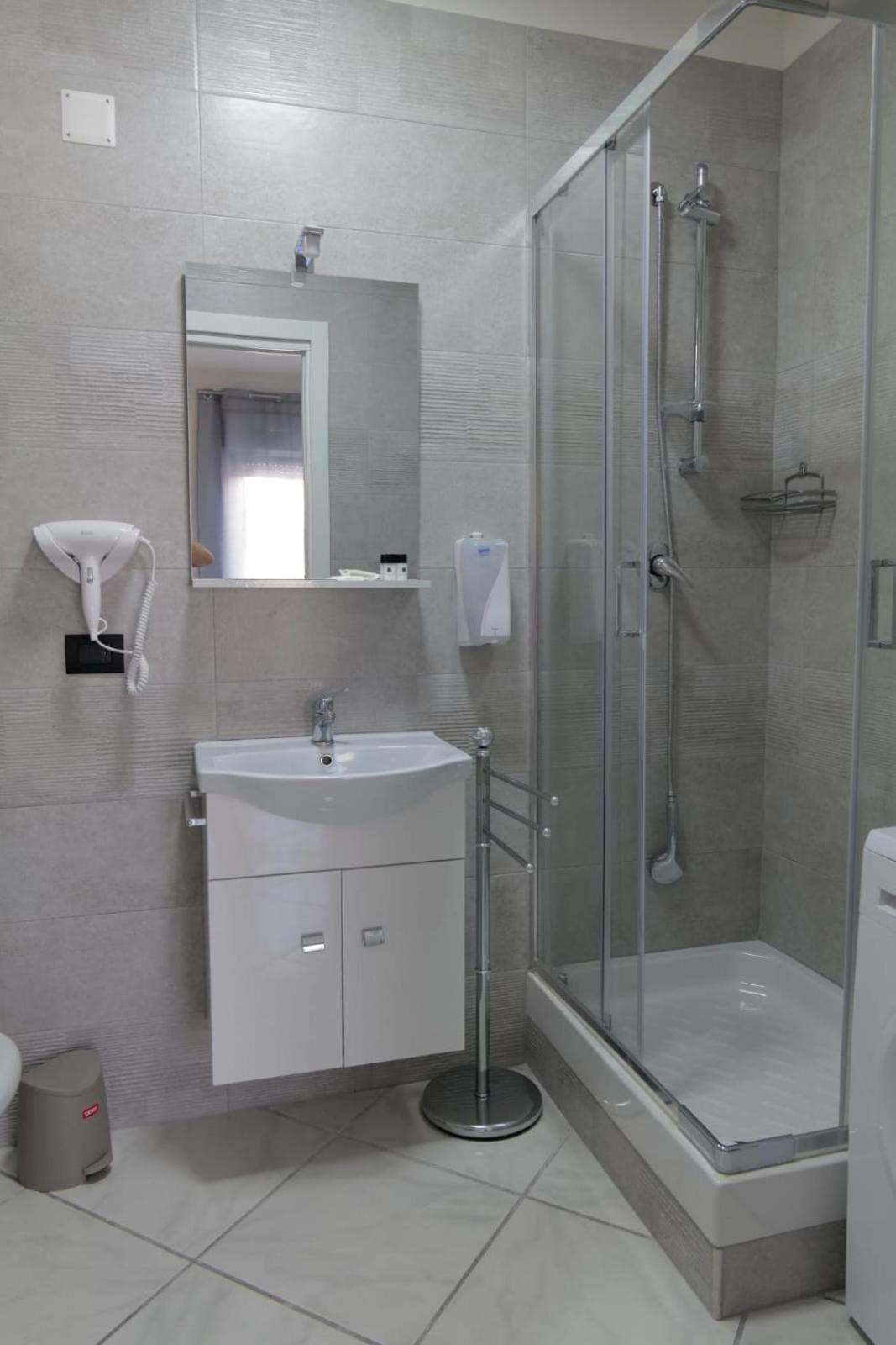 Standard Twin Room - Photo 8
