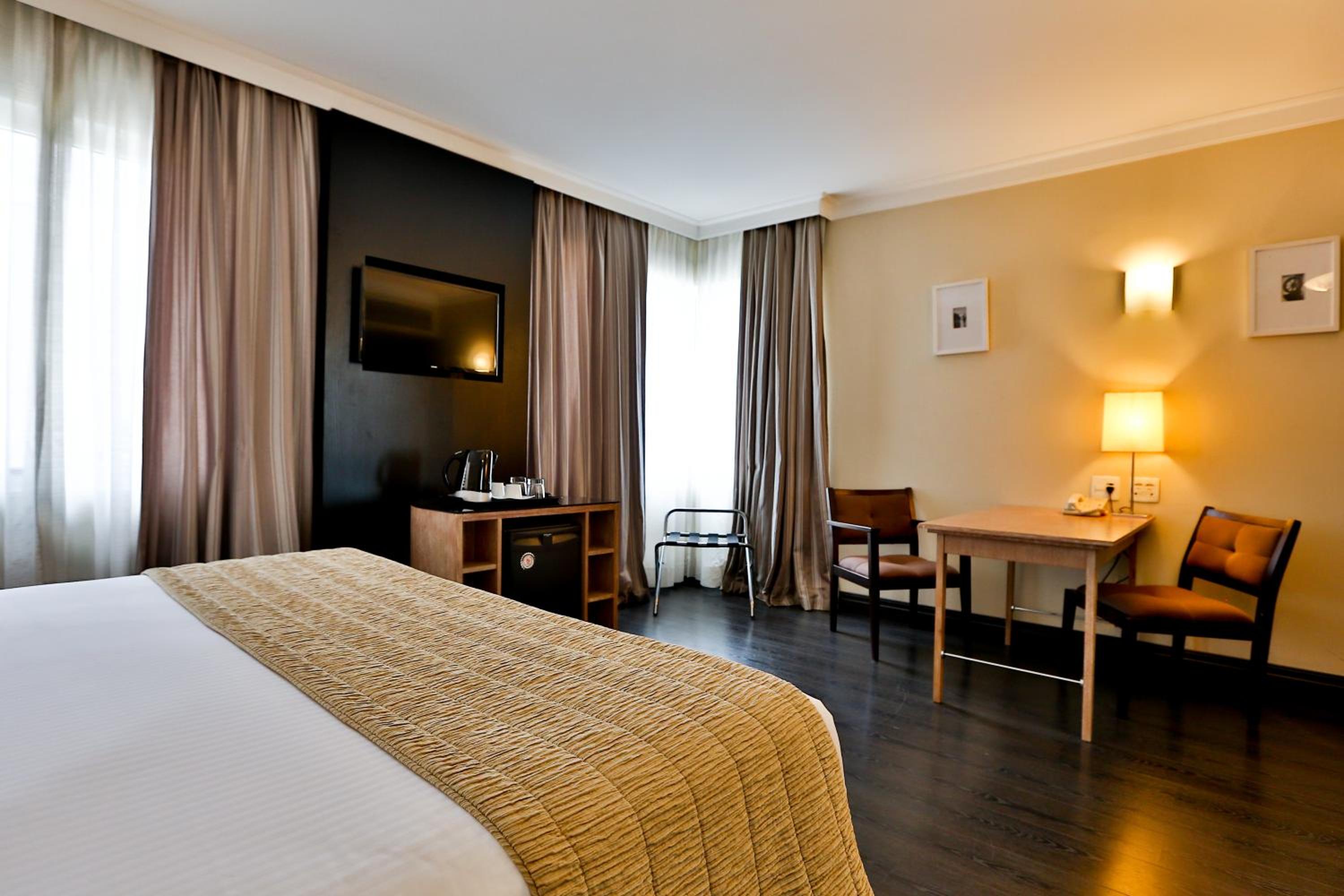 Deluxe Queen Room - Photo 7