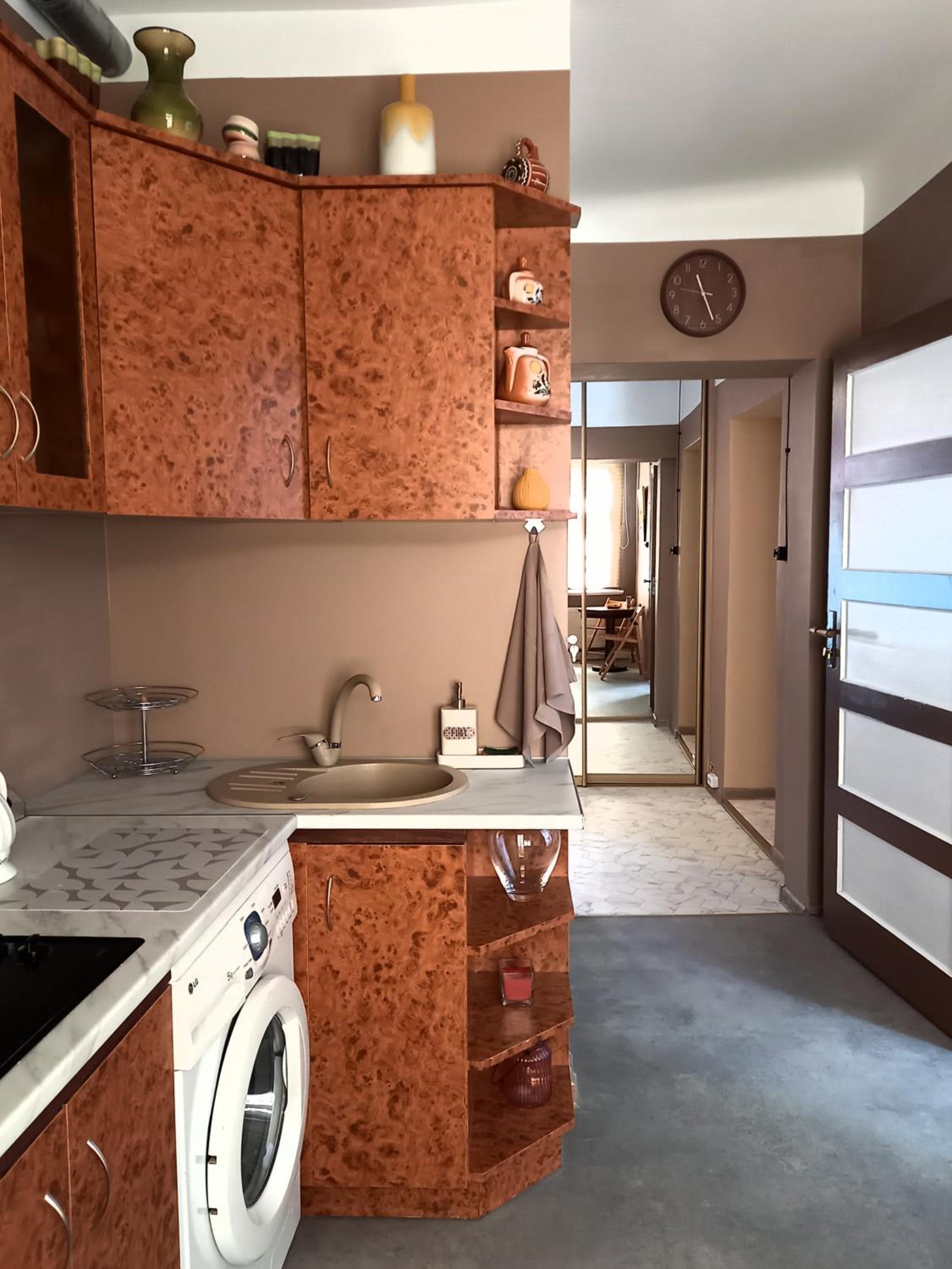 One-Bedroom Apartment - Photo 2