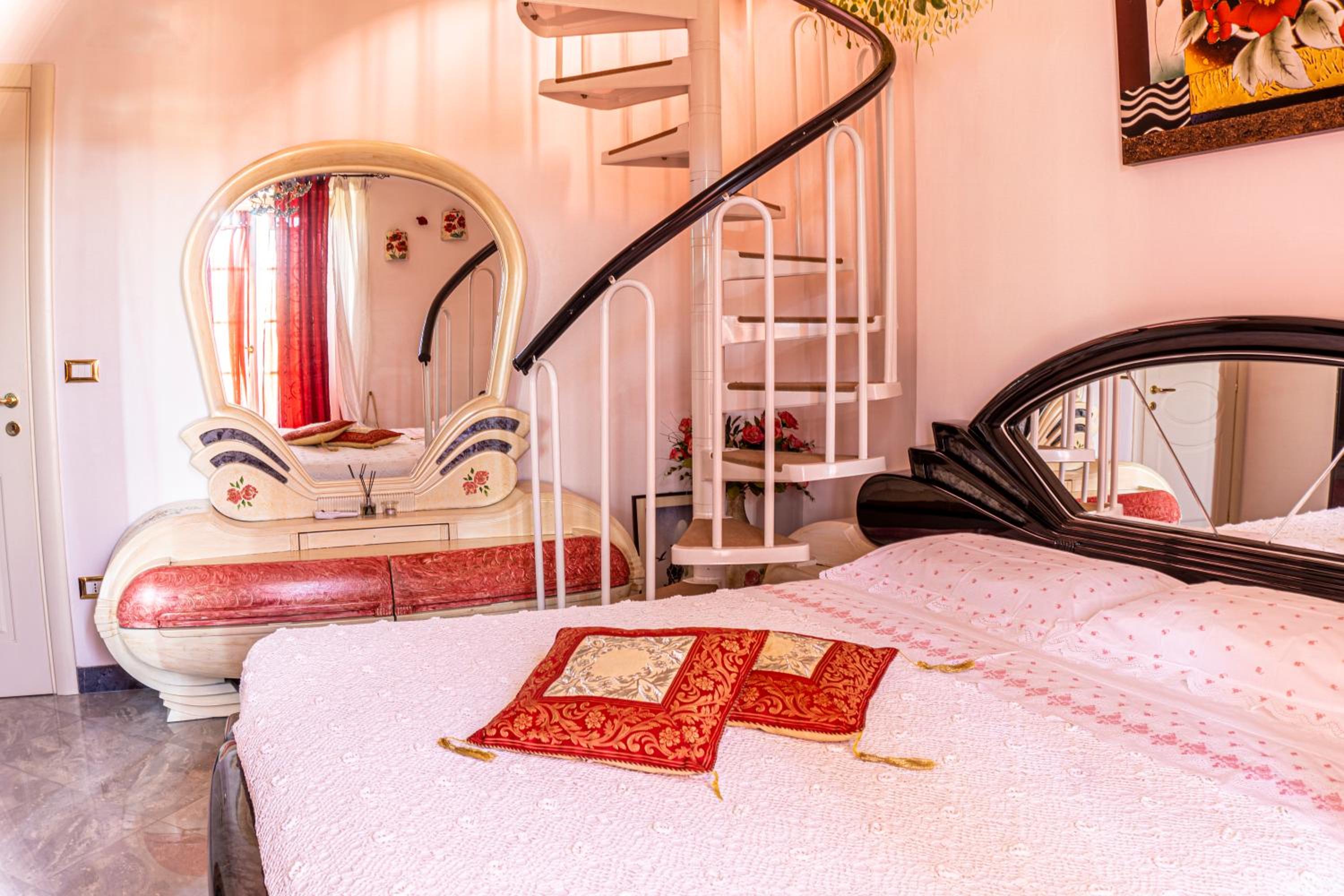 King Room with Balcony - Photo 8