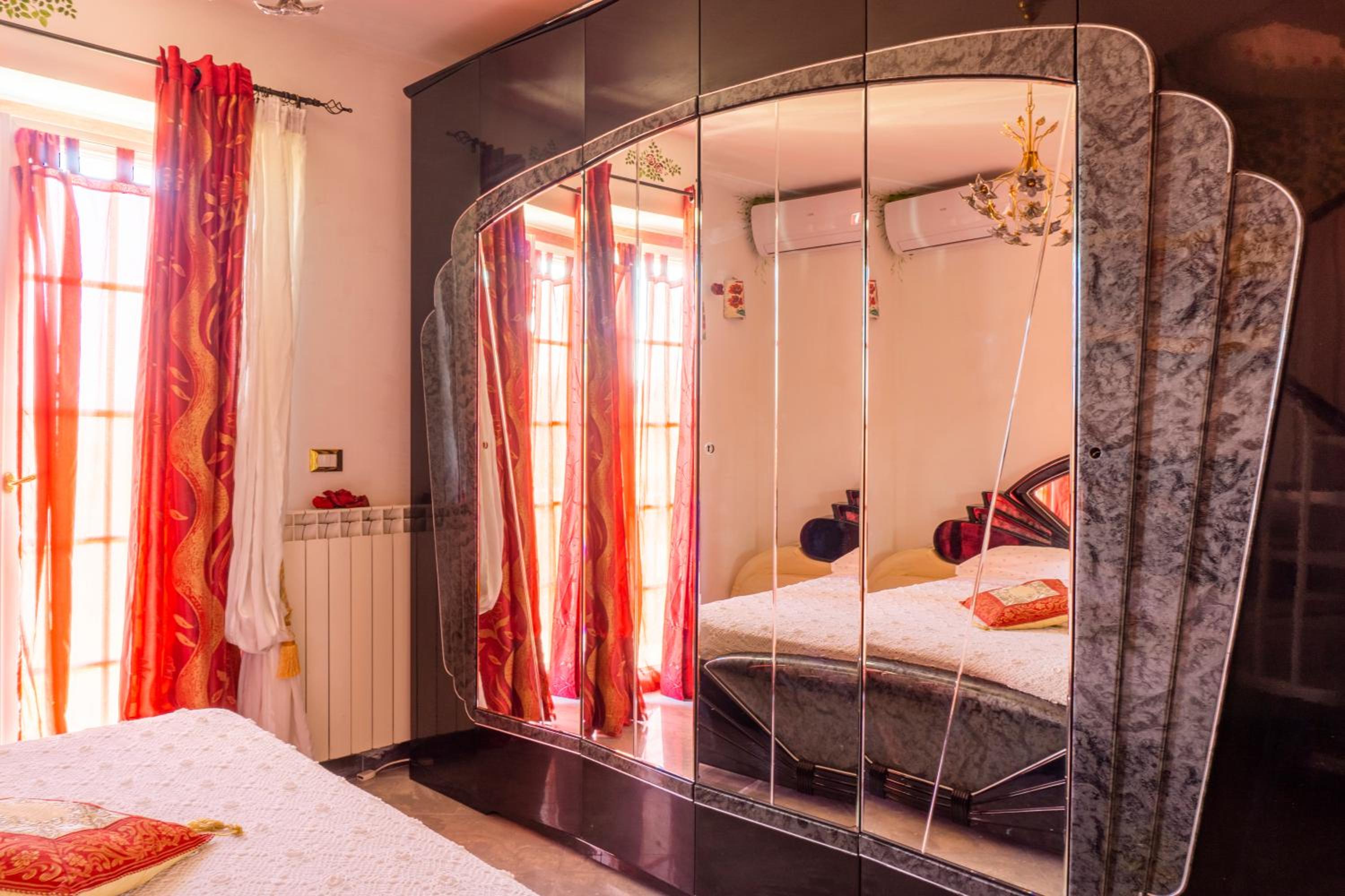 King Room with Balcony - Photo 3