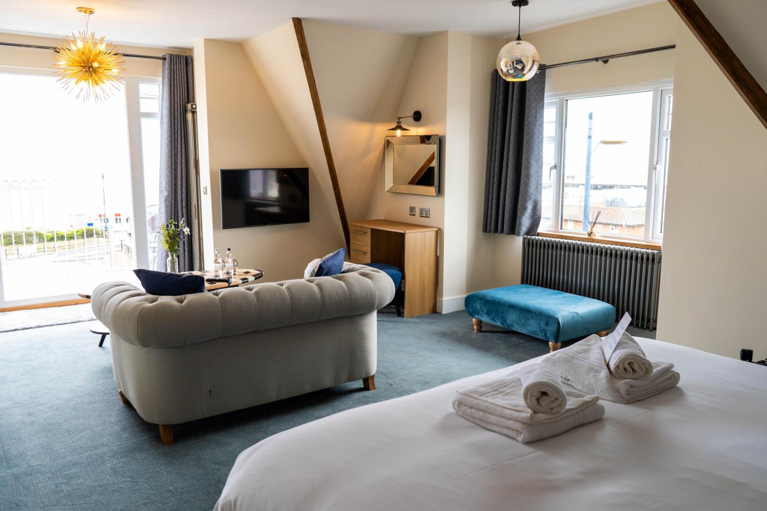 Suite with Balcony - Photo 9