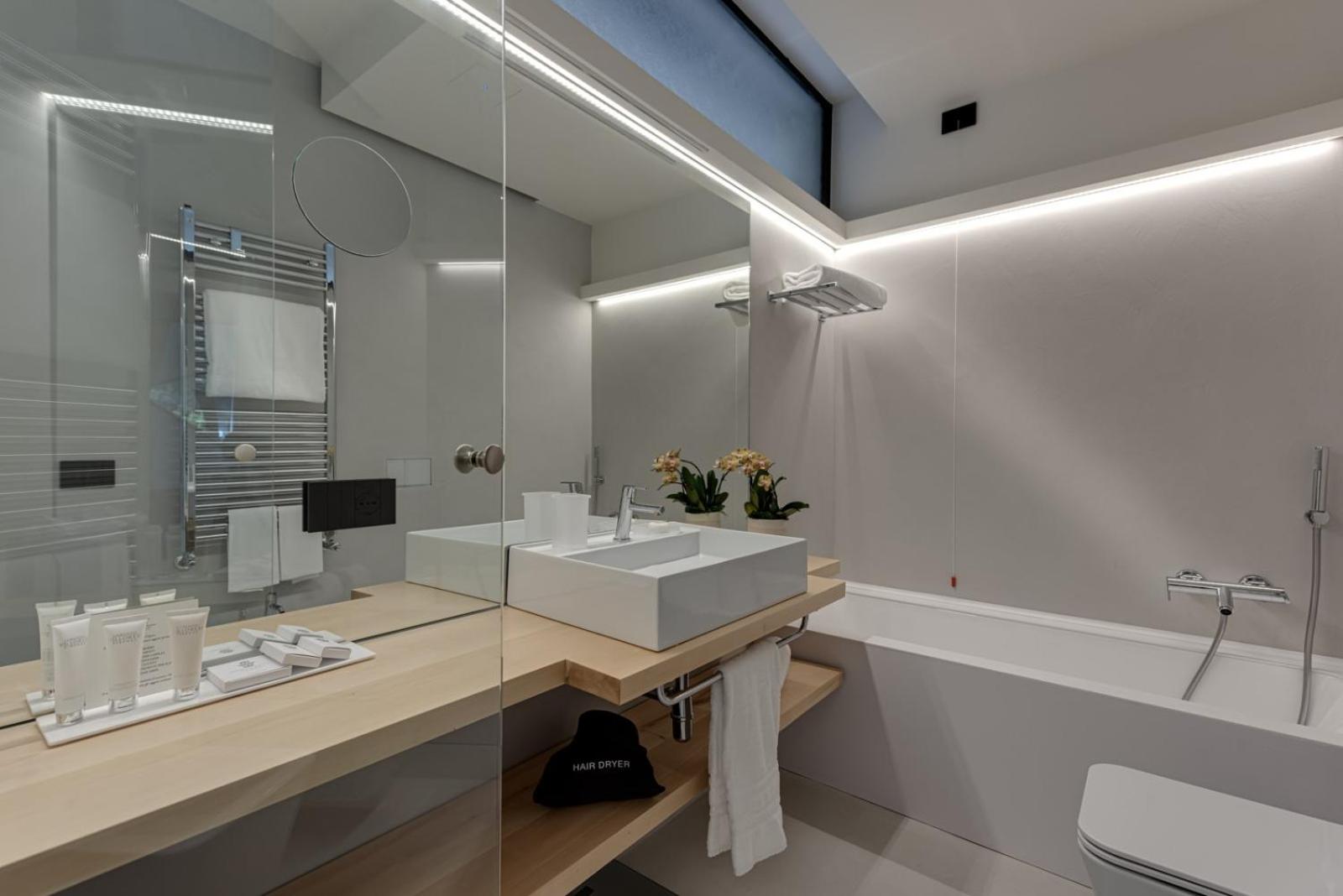 Deluxe Double or Twin Room - Photo 2