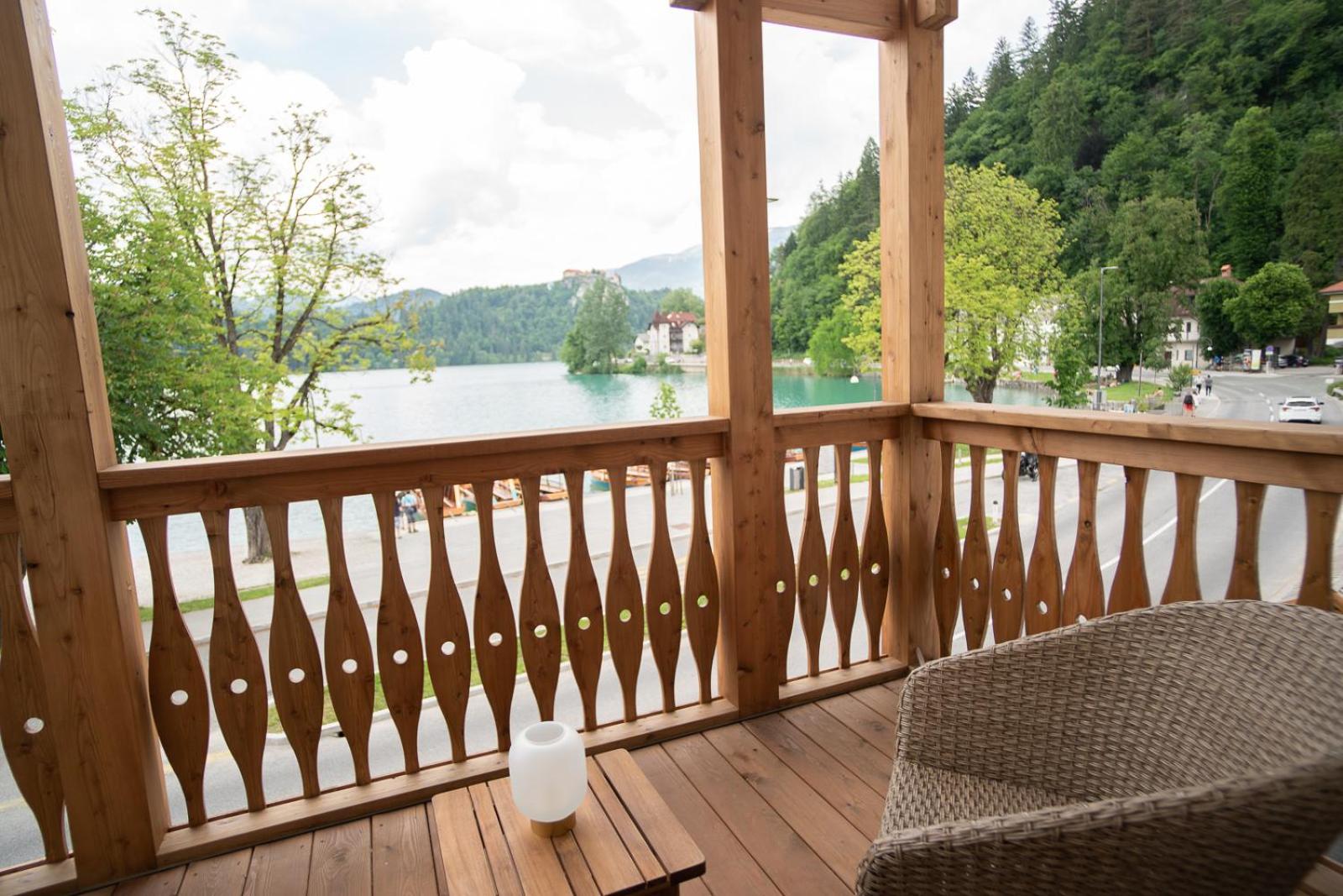 Double Room with Balcony and Lake View photo 3