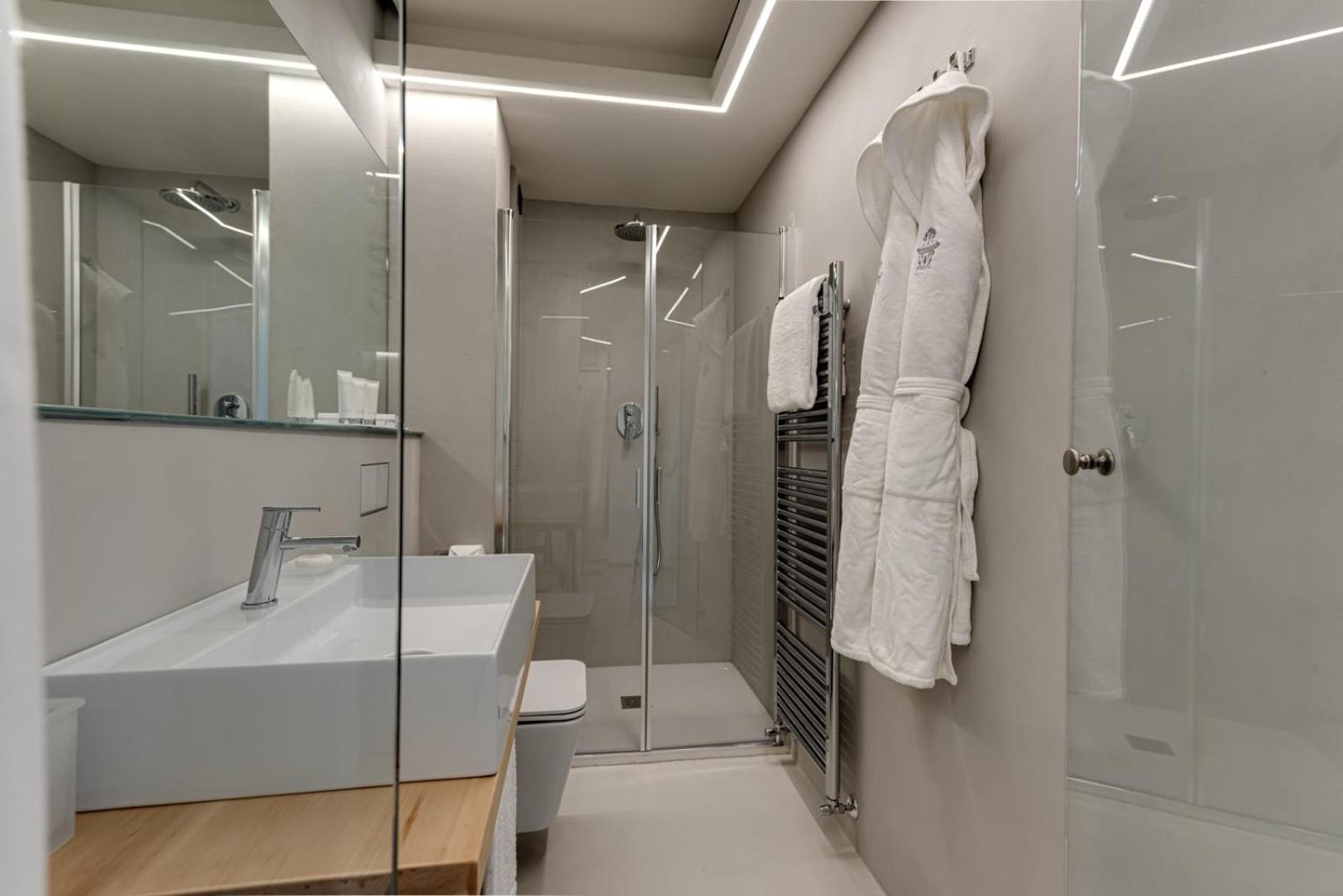 Deluxe Double or Twin Room - Photo 7