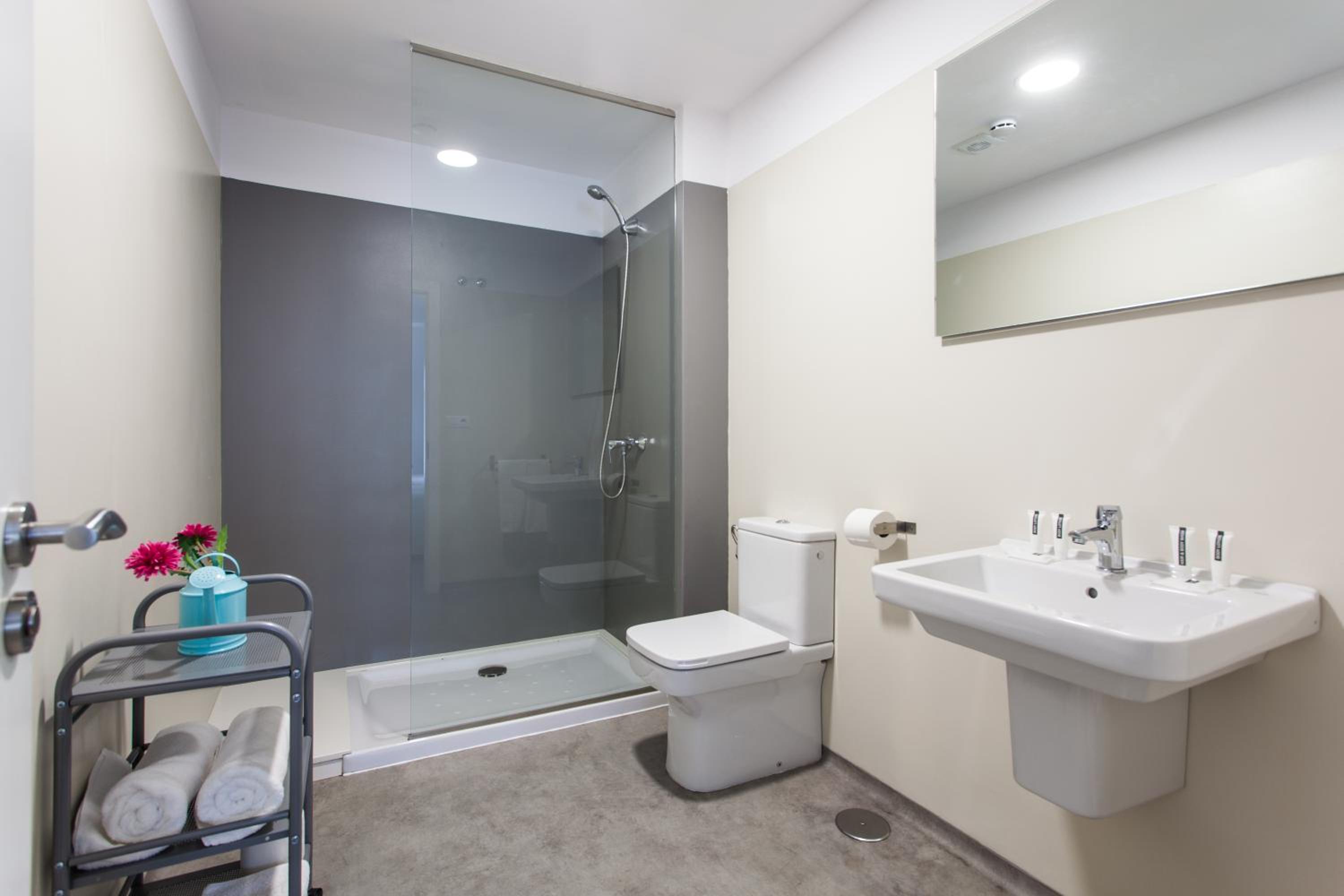 Basic Double or Twin Room with Bath  - Photo 3