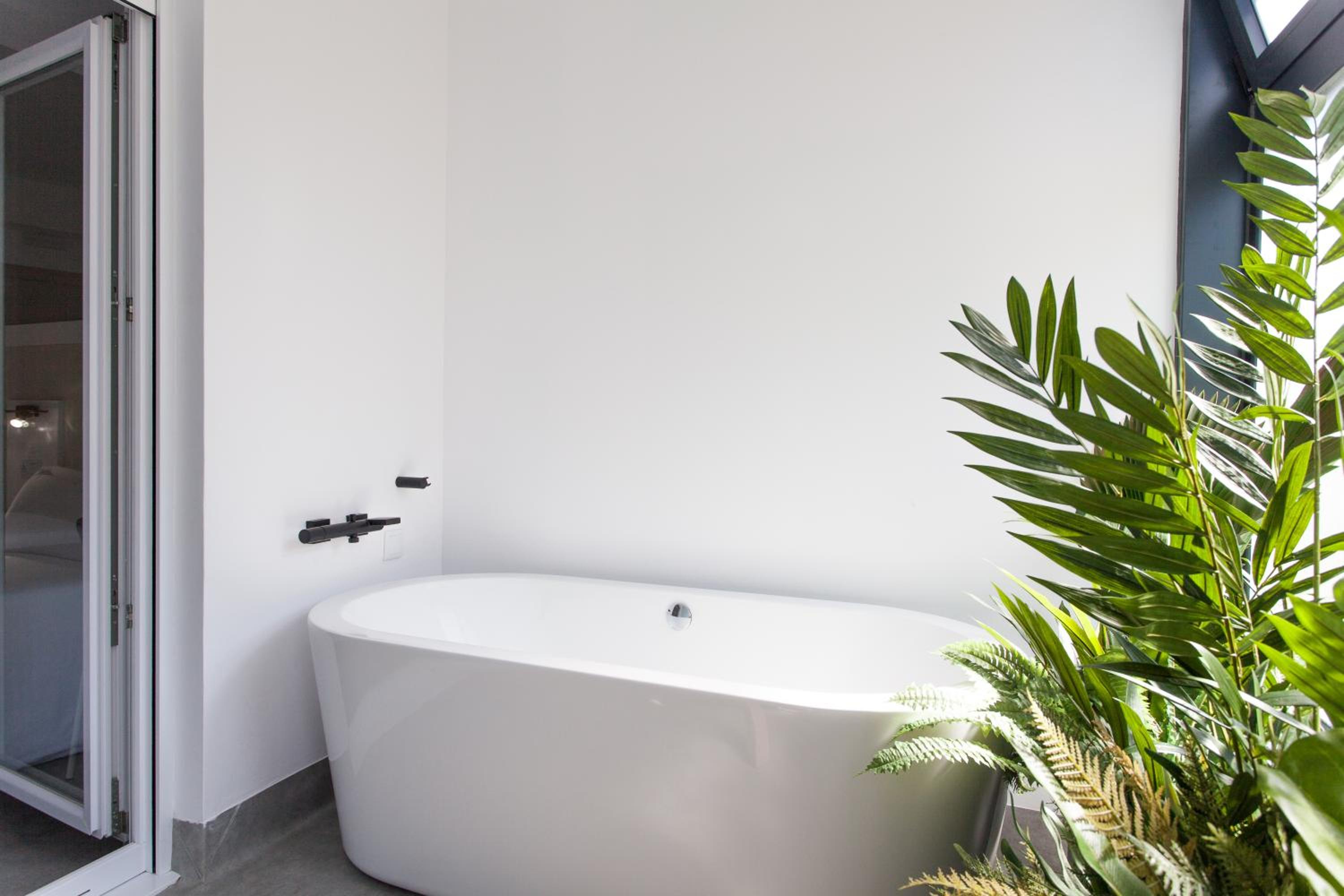 Basic Double or Twin Room with Bath  - Photo 6