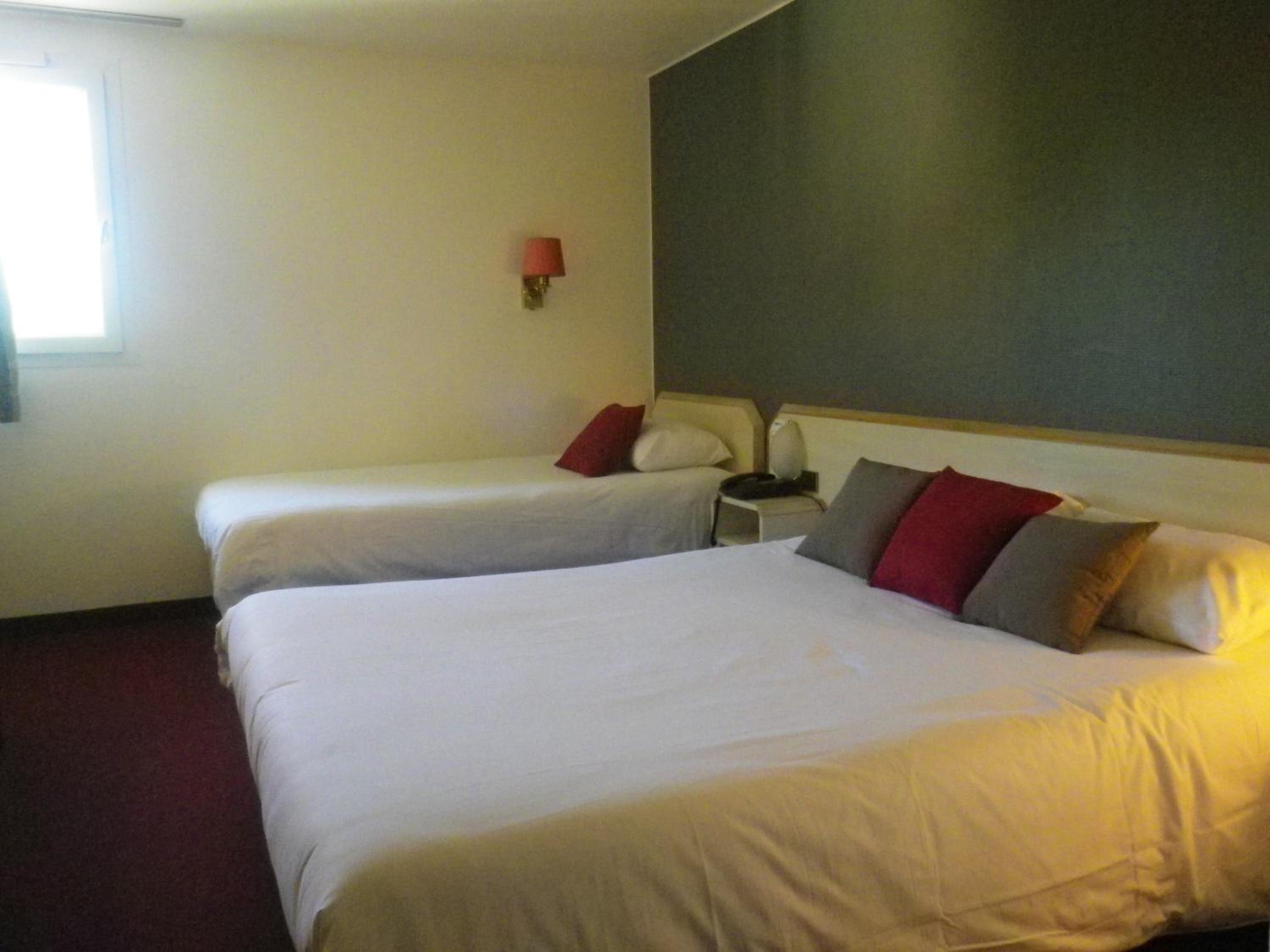 Triple Room (2 Adults + 1 Child) photo 2