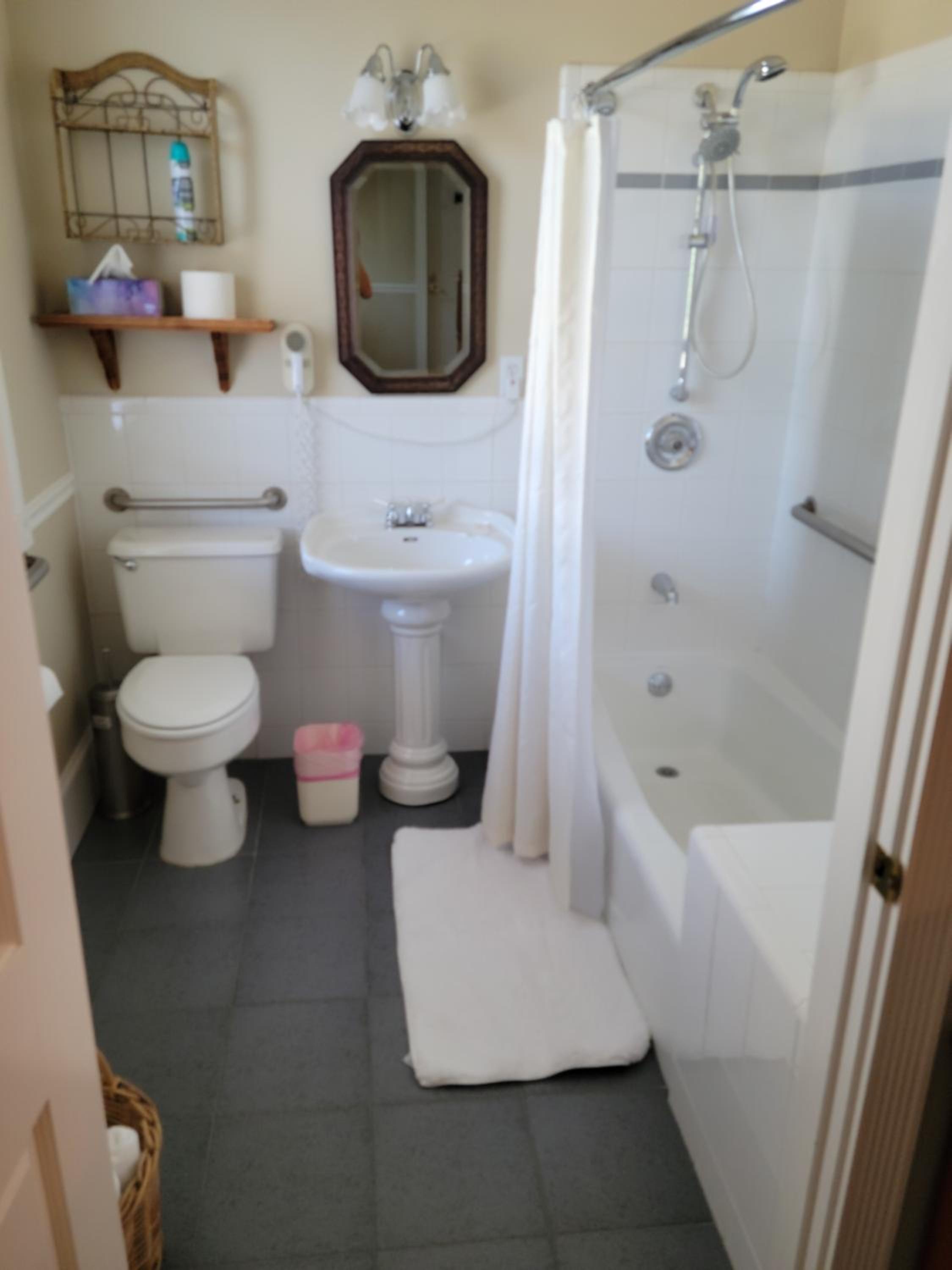 Queen Room - Disability Access photo 2
