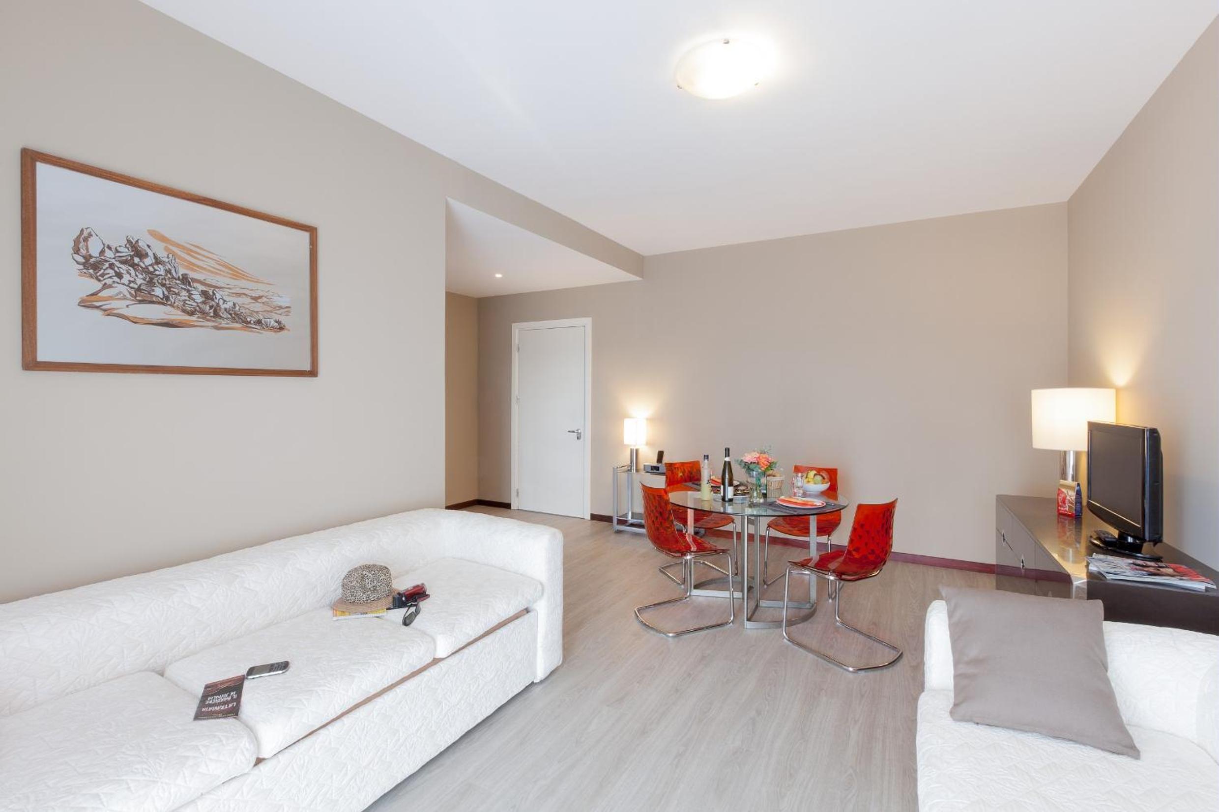 One-Bedroom Apartment thumbnail 6