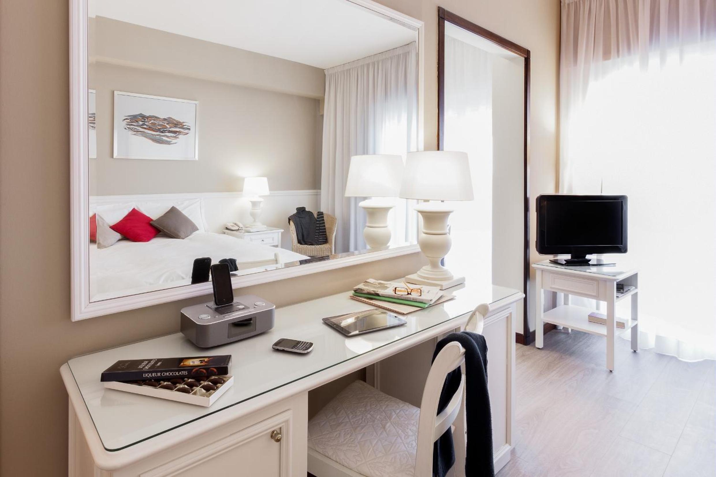 Double or Twin Room thumbnail 5