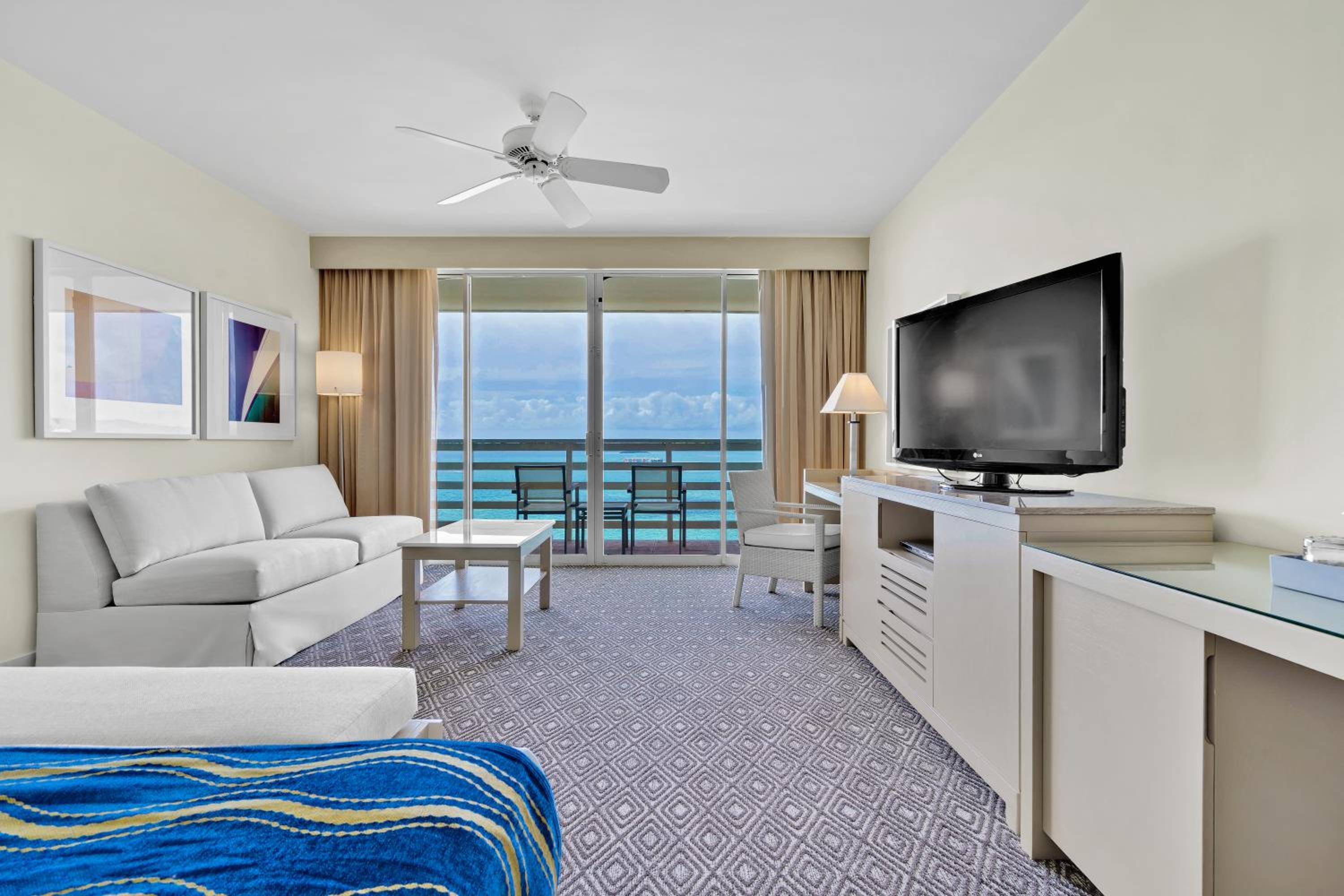 Deluxe King Room with Ocean View - Photo 4