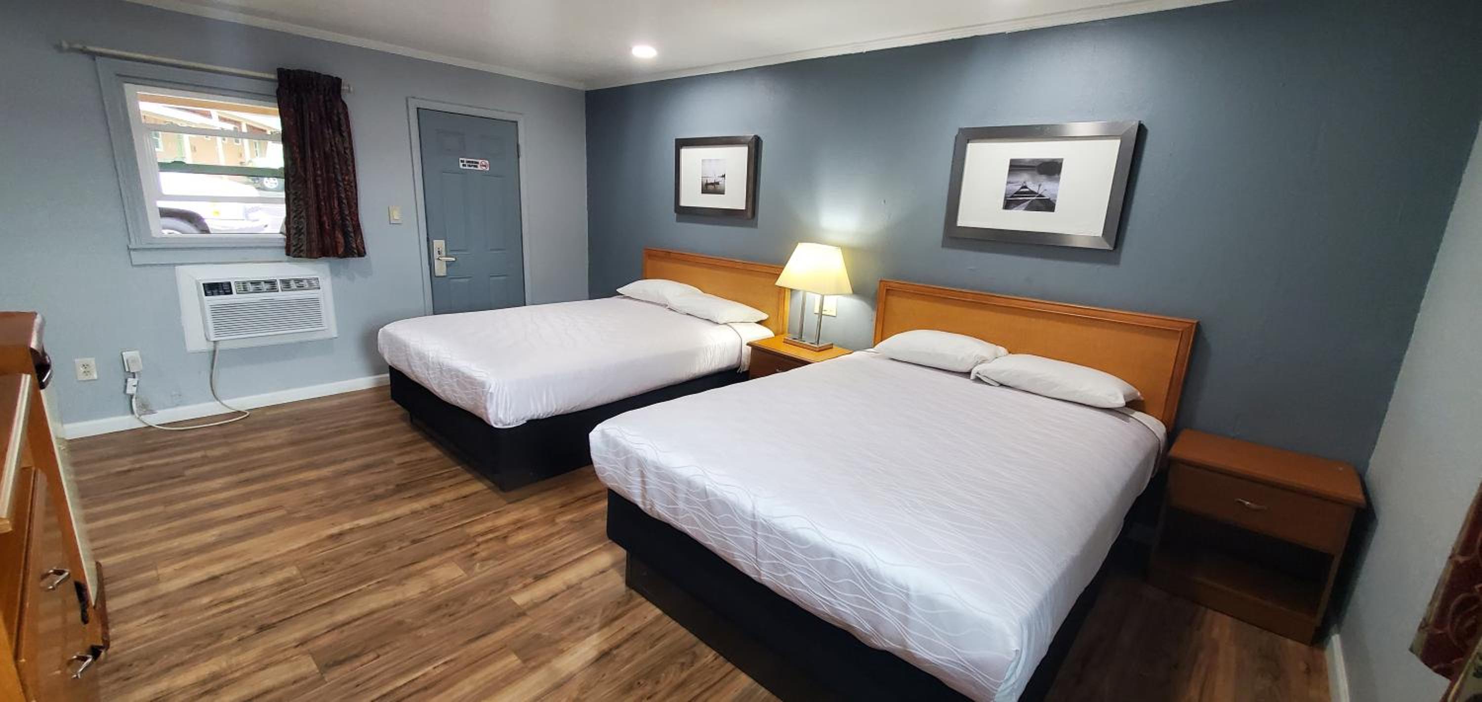 Queen Room with Two Queen Beds - Photo 7