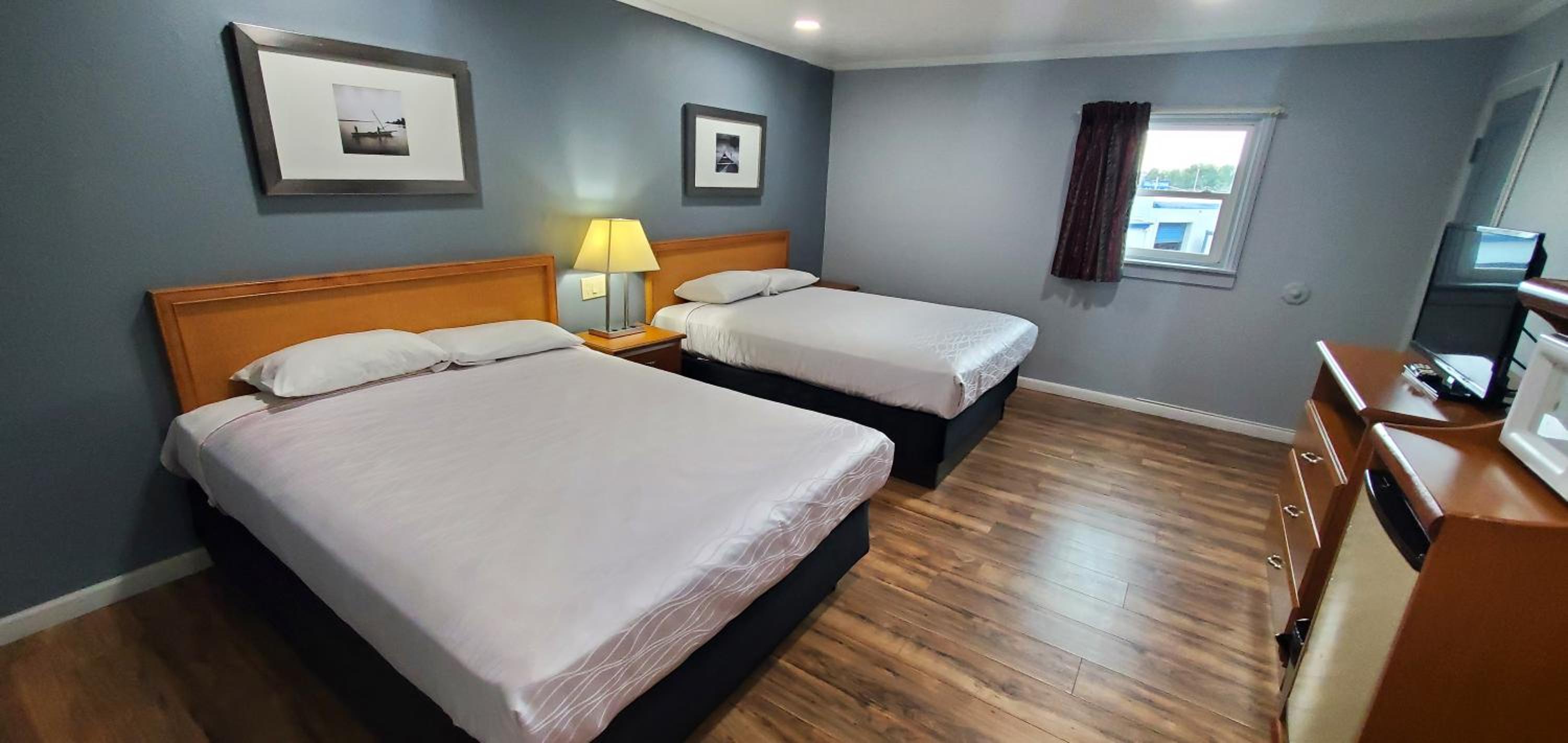 Queen Room with Two Queen Beds - Photo 5