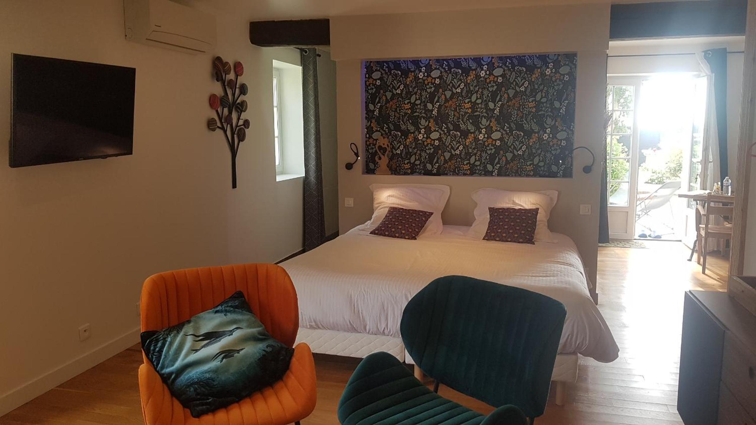 Deluxe King Suite - Photo 2