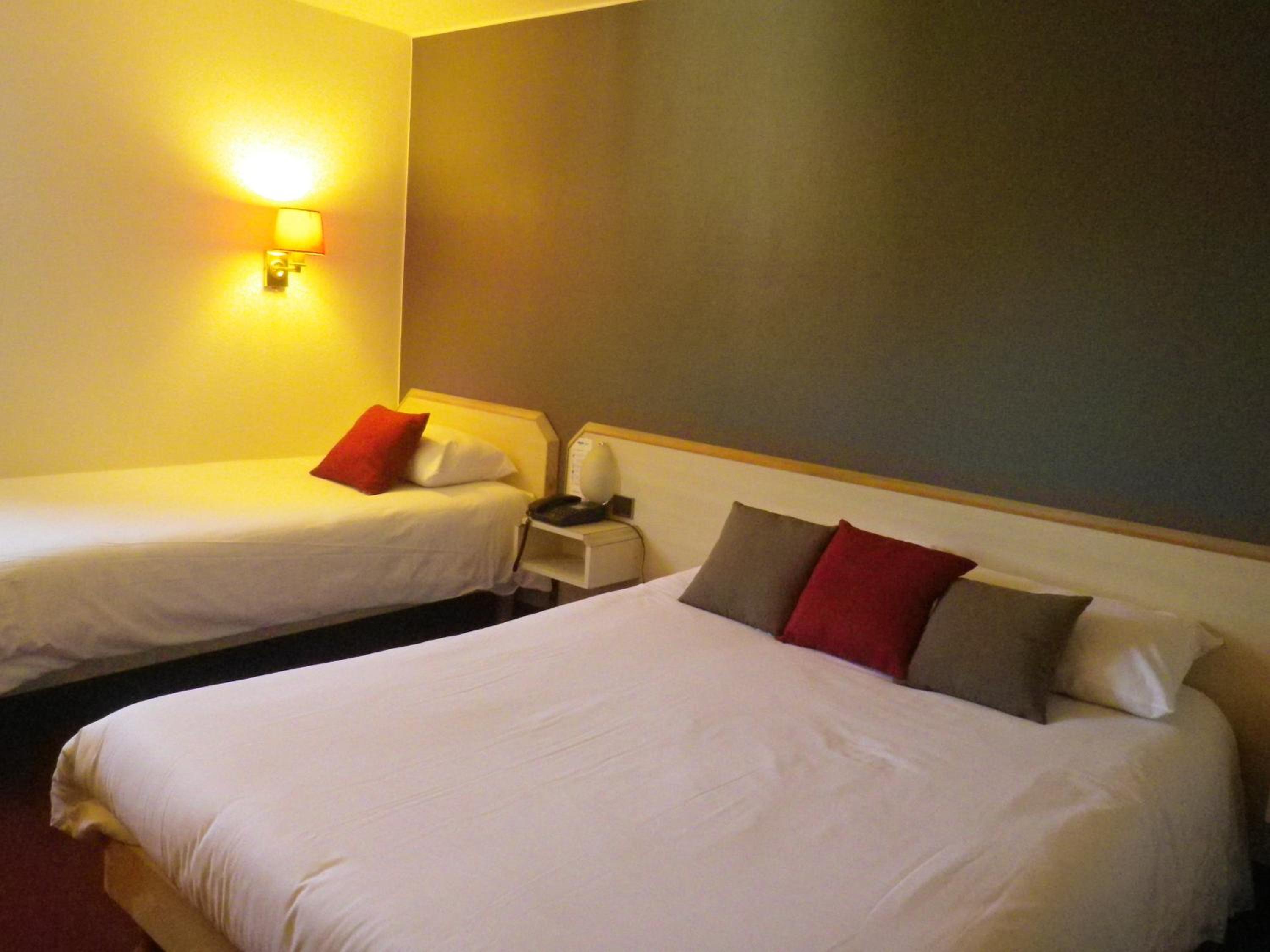 Connecting Room (6 Adults) photo 1