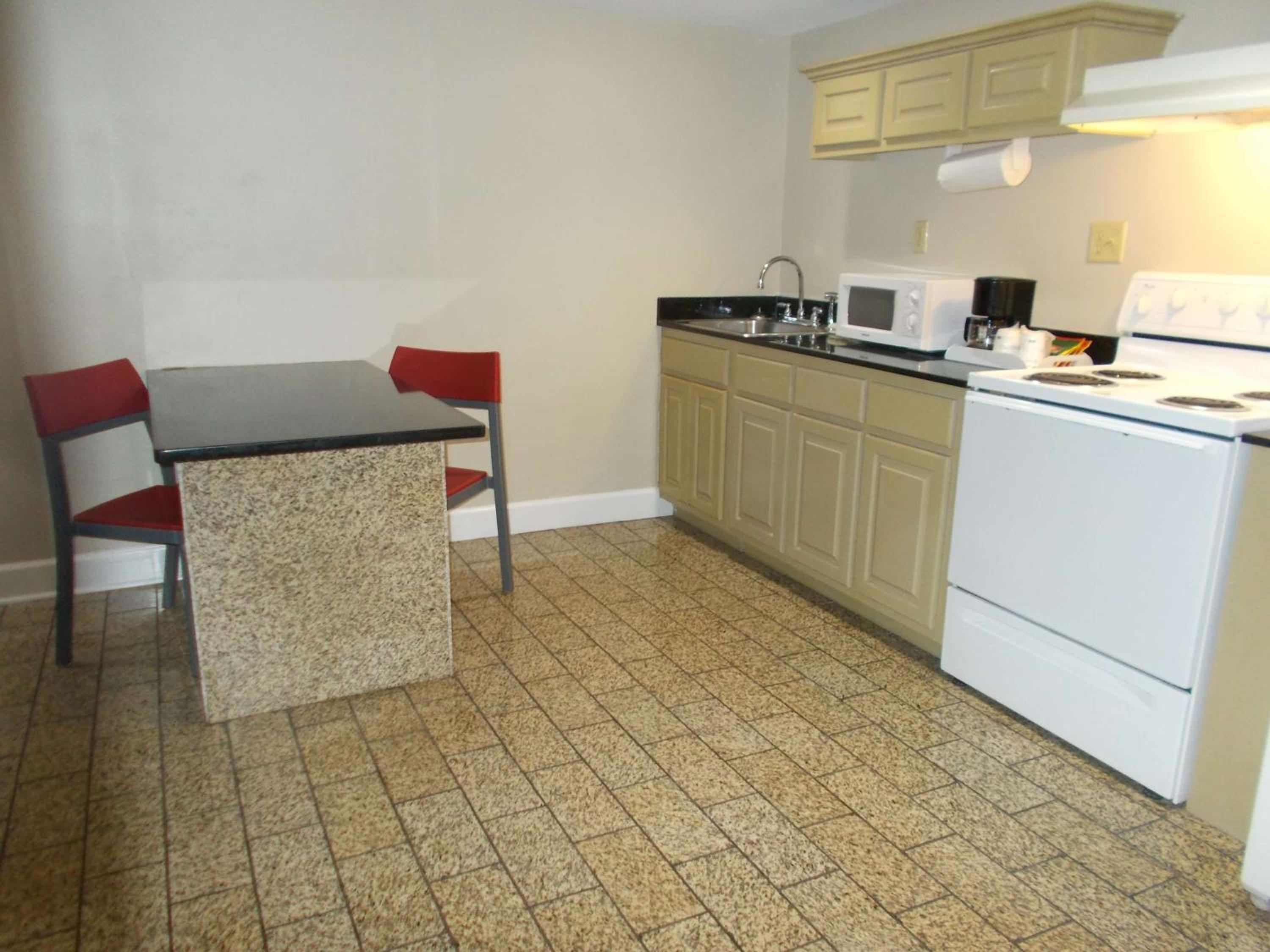 Queen Suite with Two Queen Beds - Photo 11