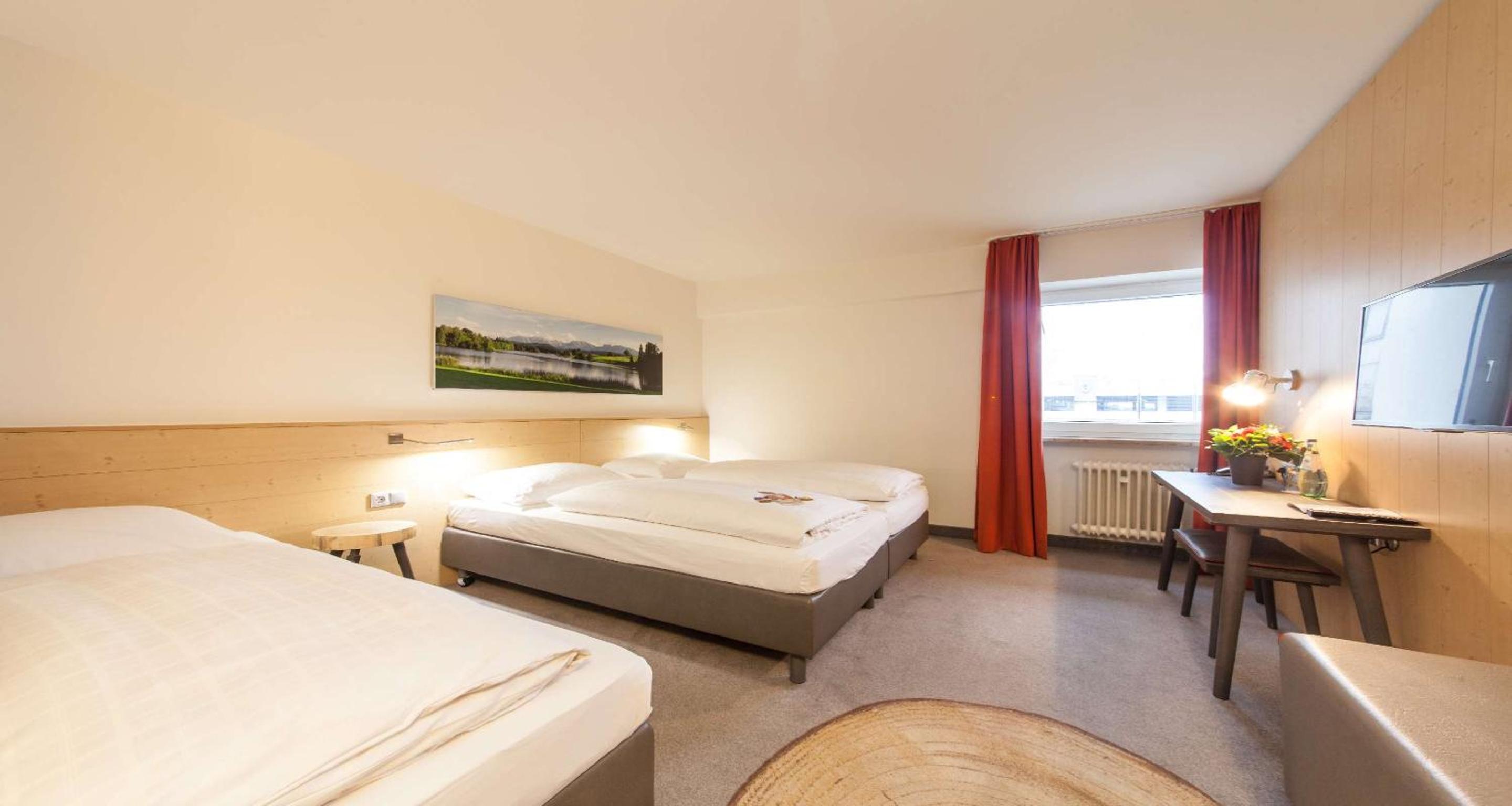 Standard Triple Room with Three Single Beds photo 3