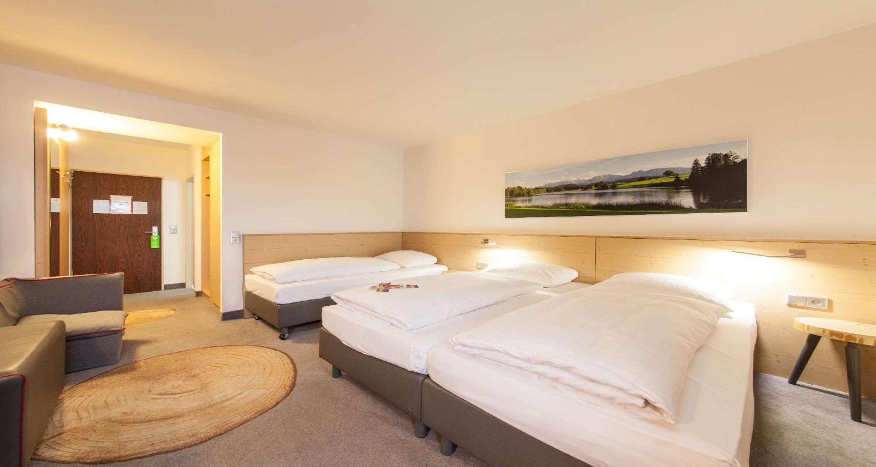 Standard Triple Room with Three Single Beds photo 1