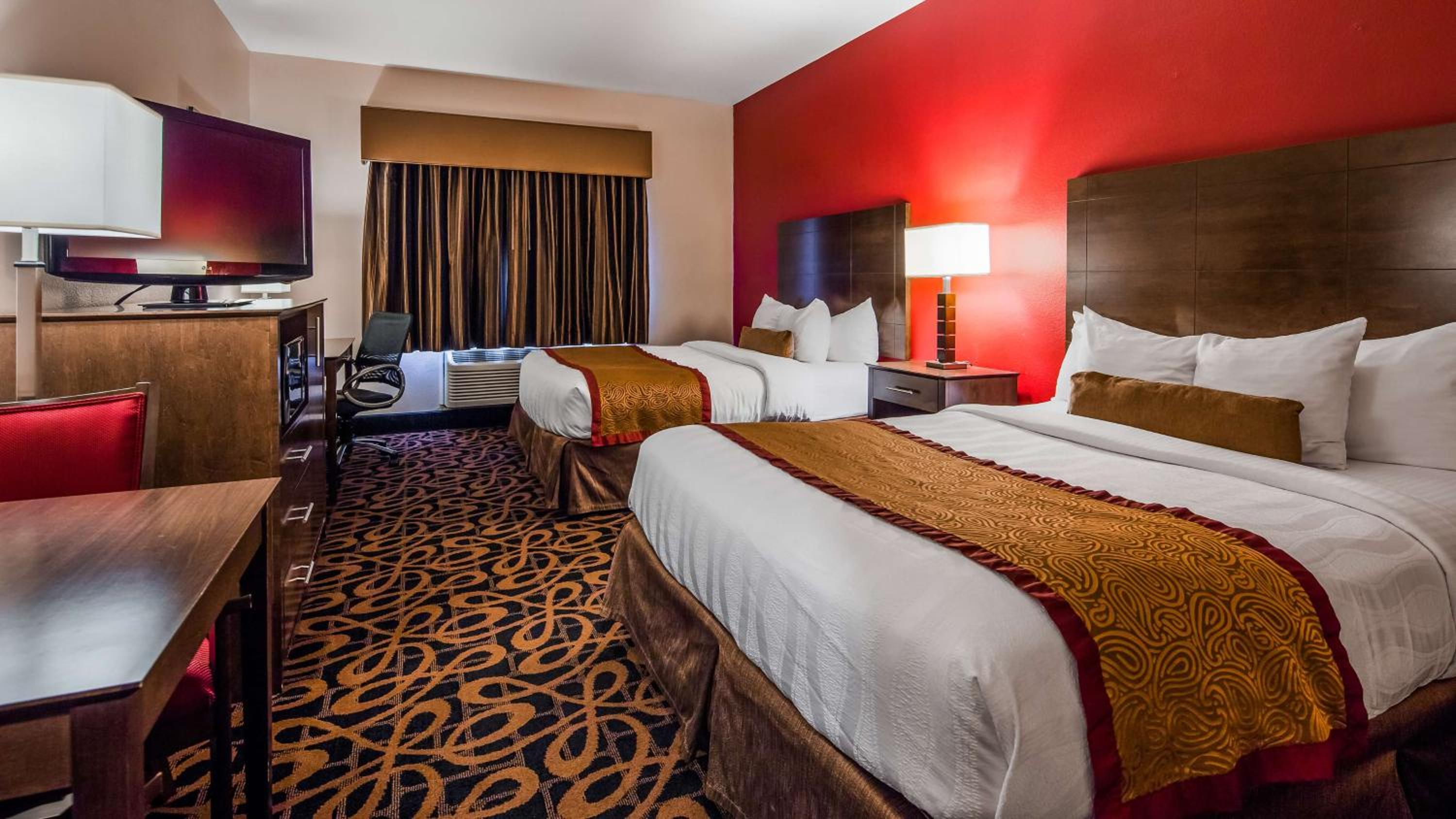 Queen Room with Two Queen Beds photo 3