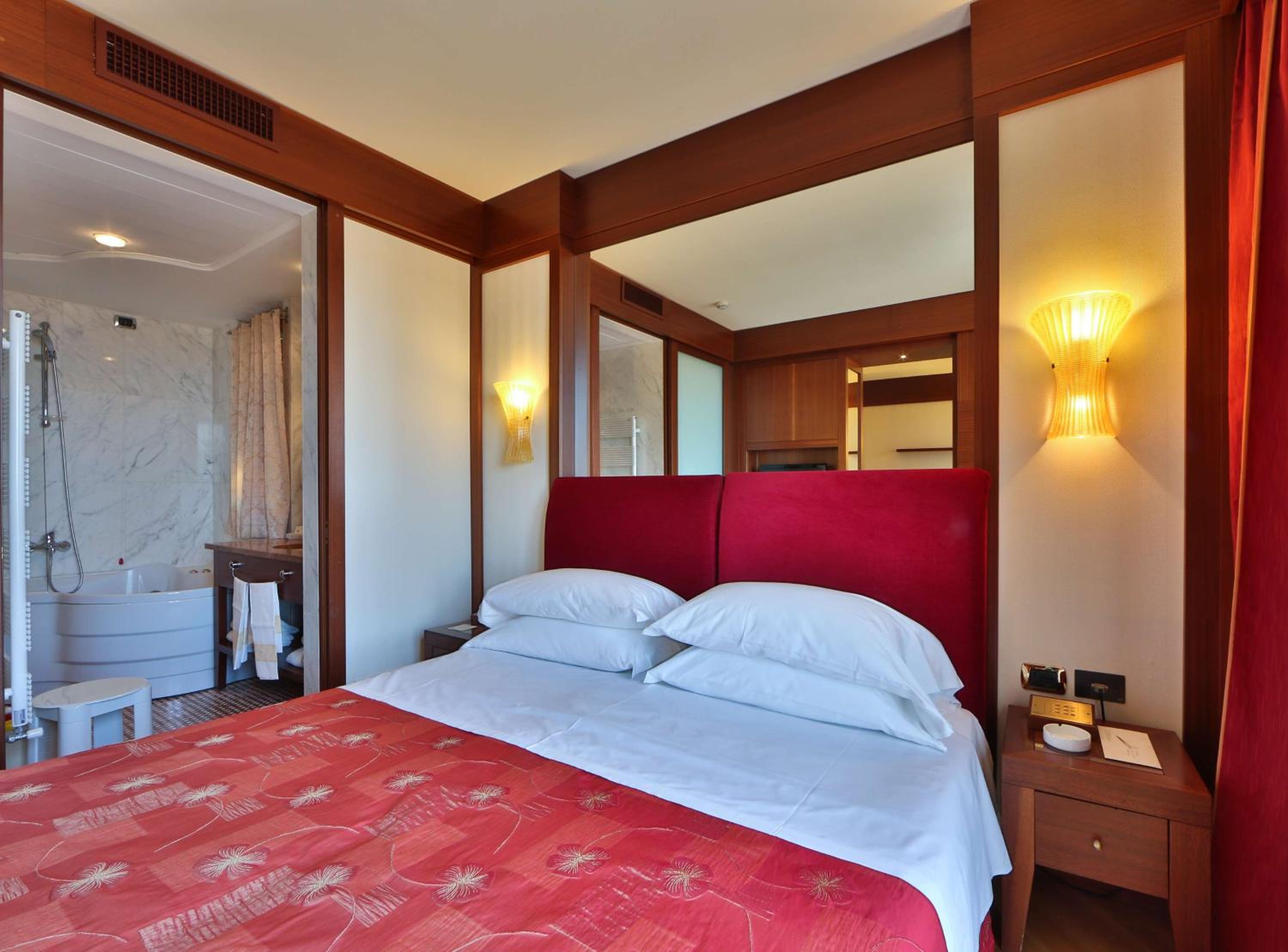 Royal King Suite - Photo 11