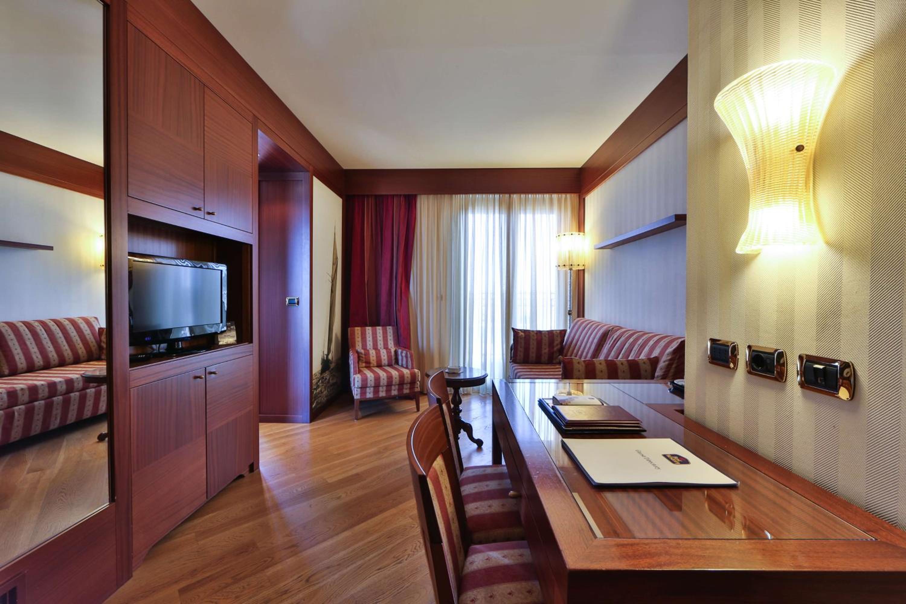 Royal King Suite - Photo 3