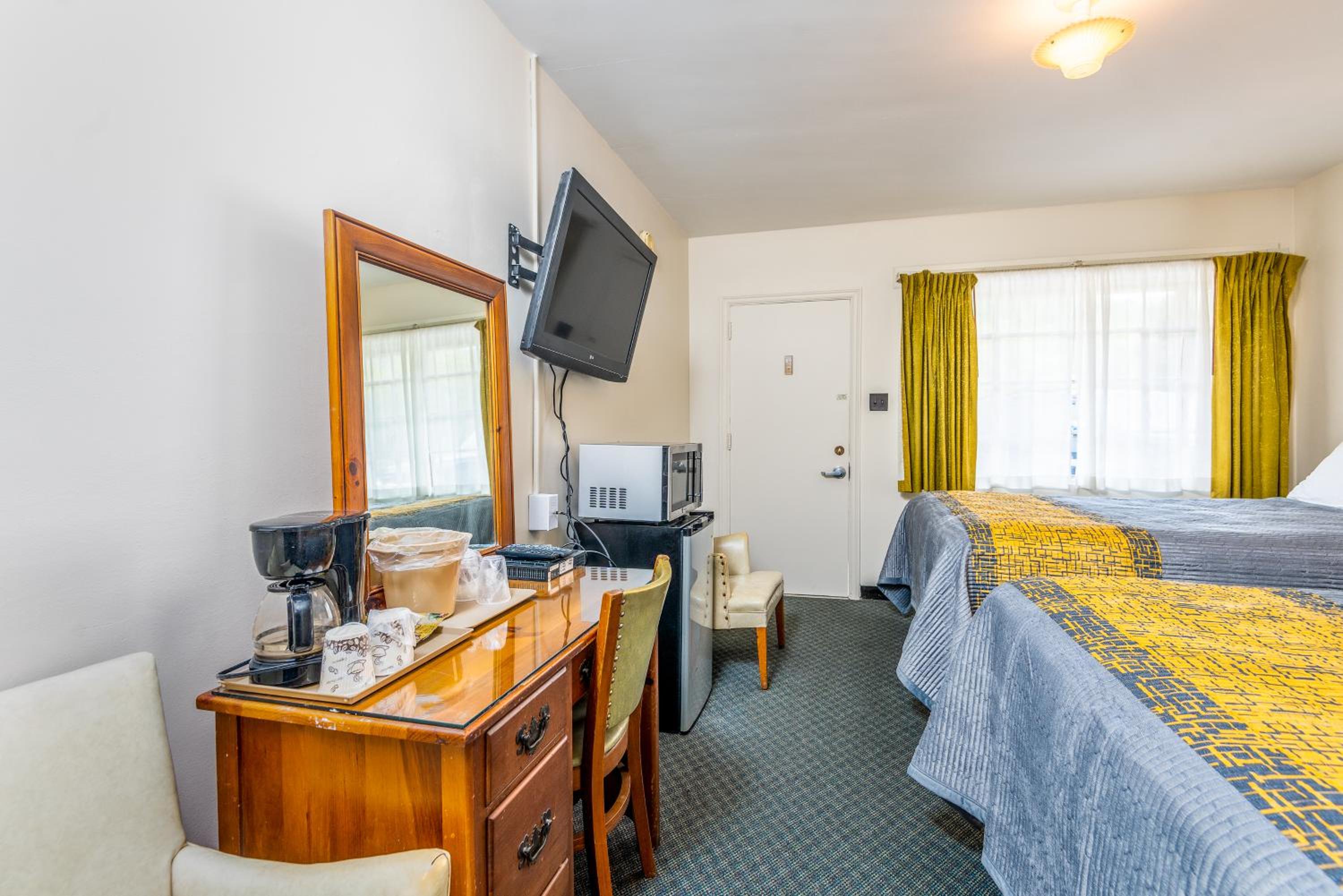 Standard Double Room with Two Double Beds photo 2
