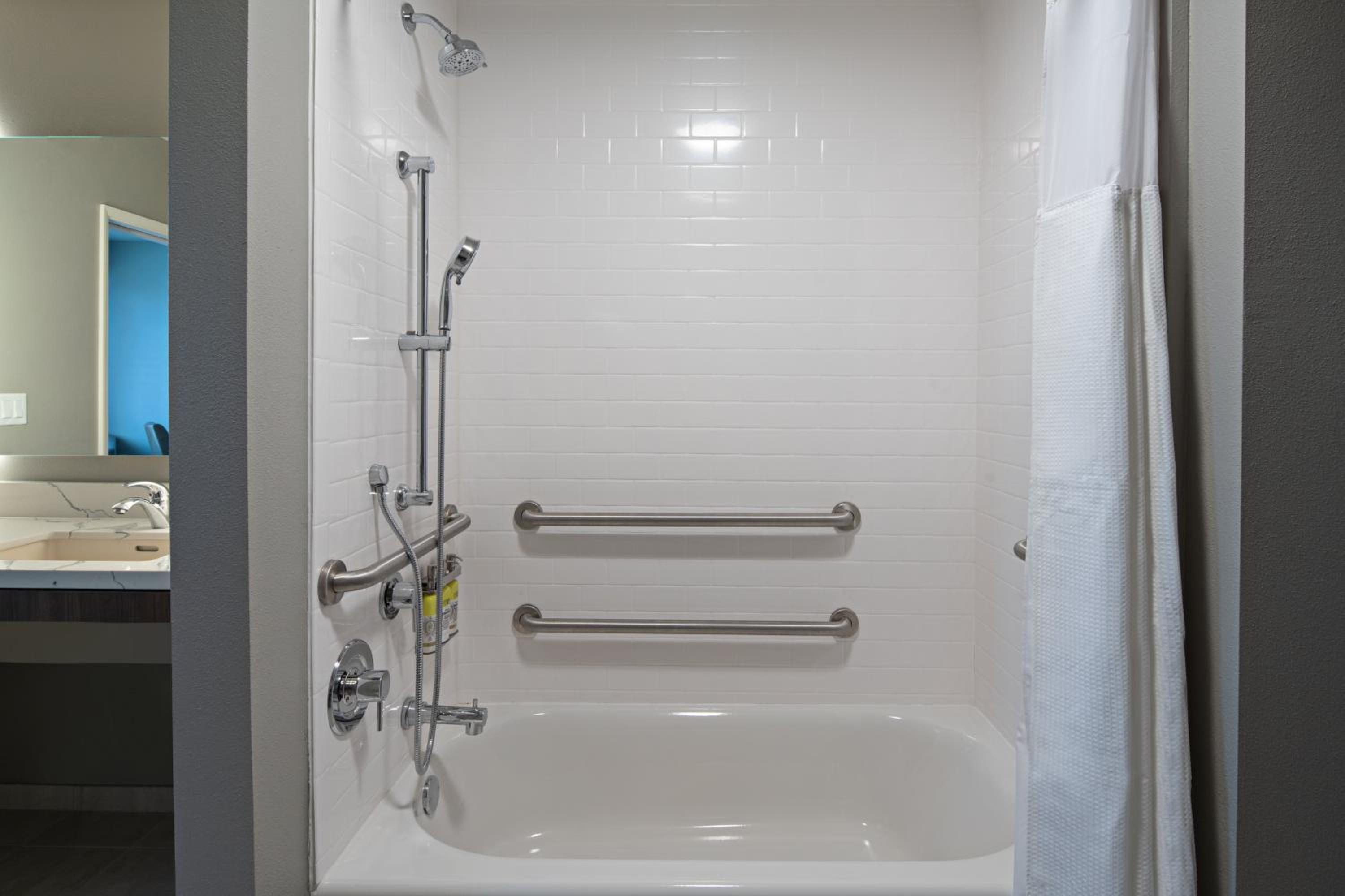 One-Bedroom Suite with King Bed Mobility Access Tub - Non-Smoking - Photo 5