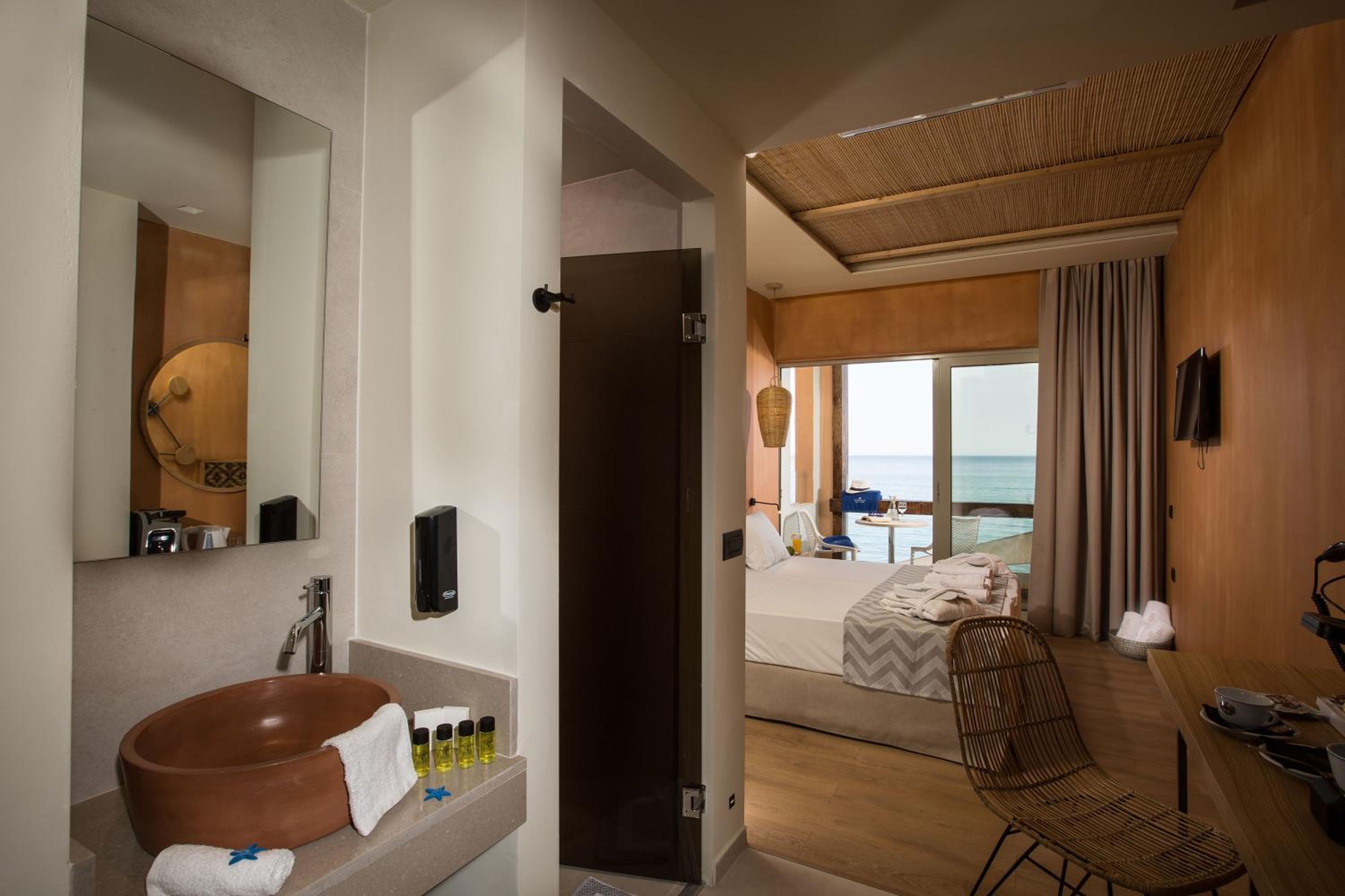 Superior Room with Sea View - Photo 9