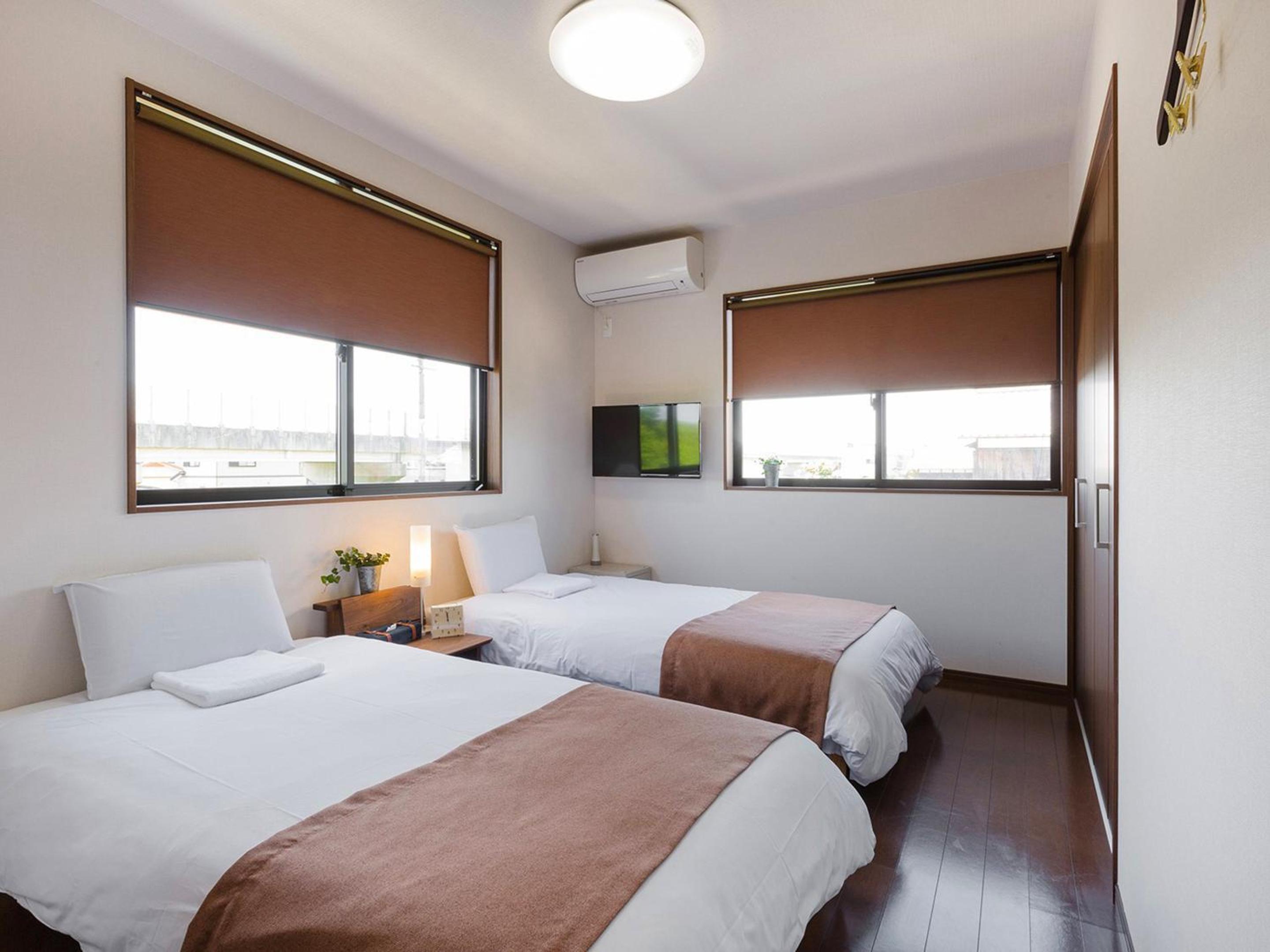 Twin Room with Shared Bathroom - Non-Smoking photo 1