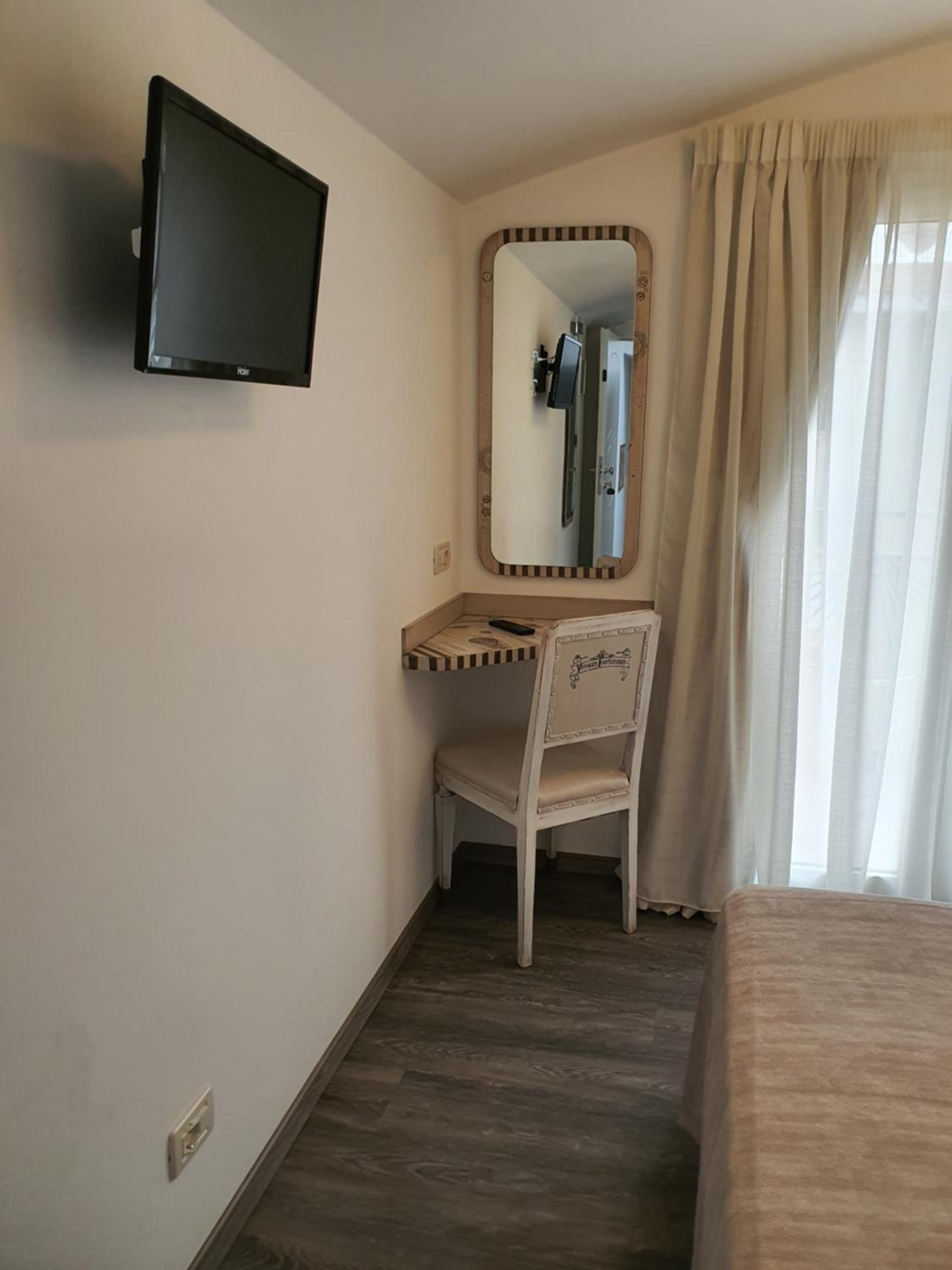 Deluxe Single Room with Balcony and Side Sea View photo 2