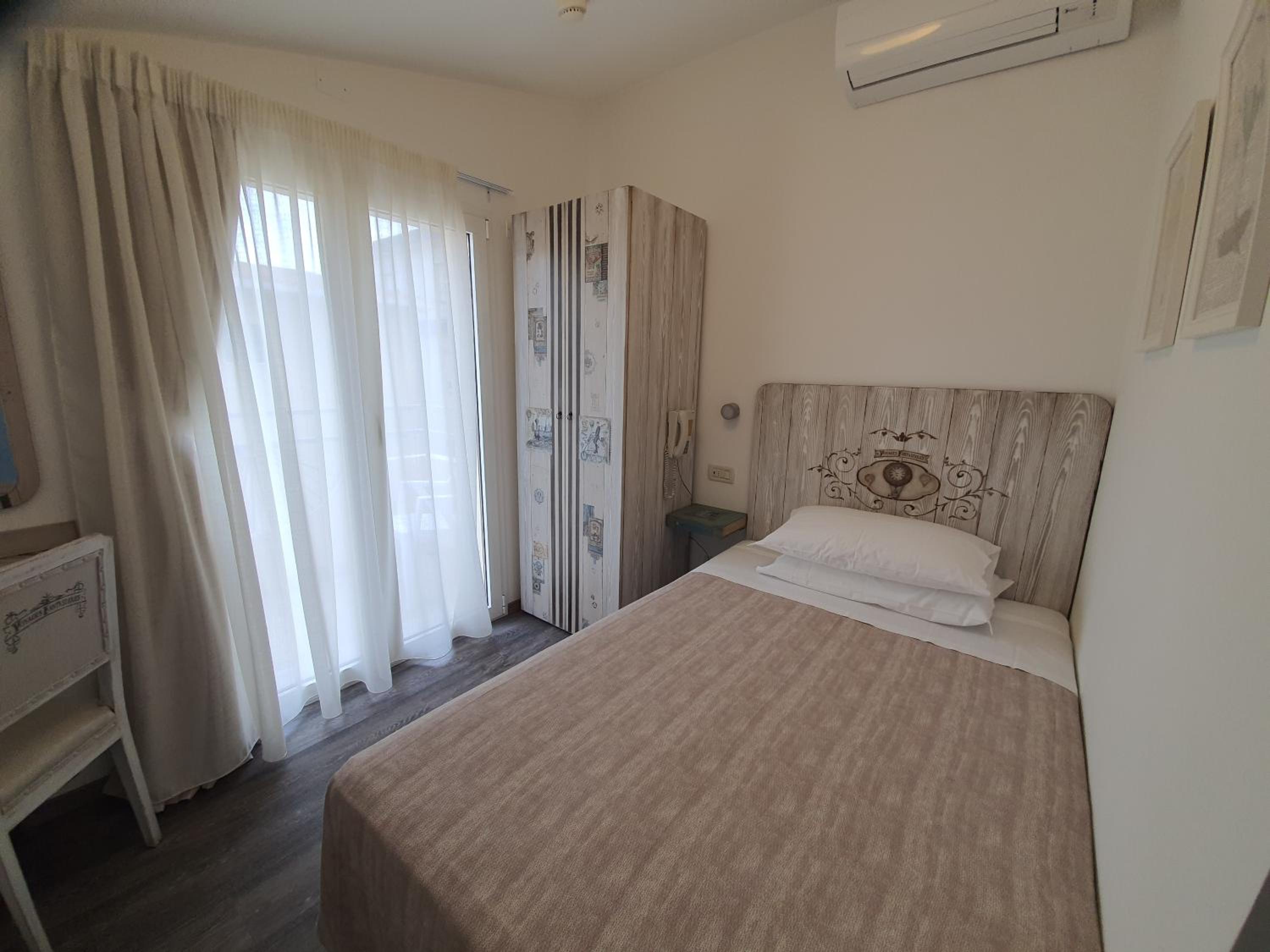 Deluxe Single Room with Balcony and Side Sea View photo 3