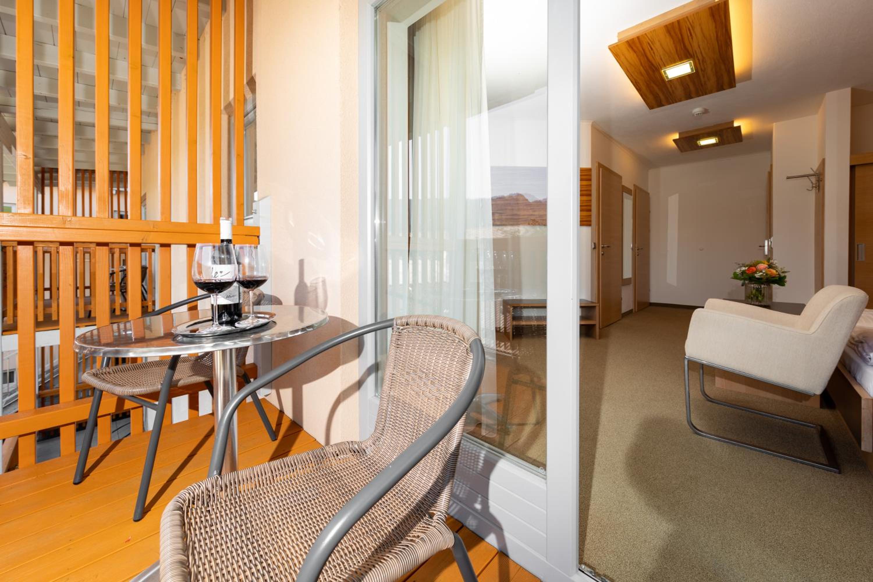 Deluxe Double Room with Balcony - Photo 5