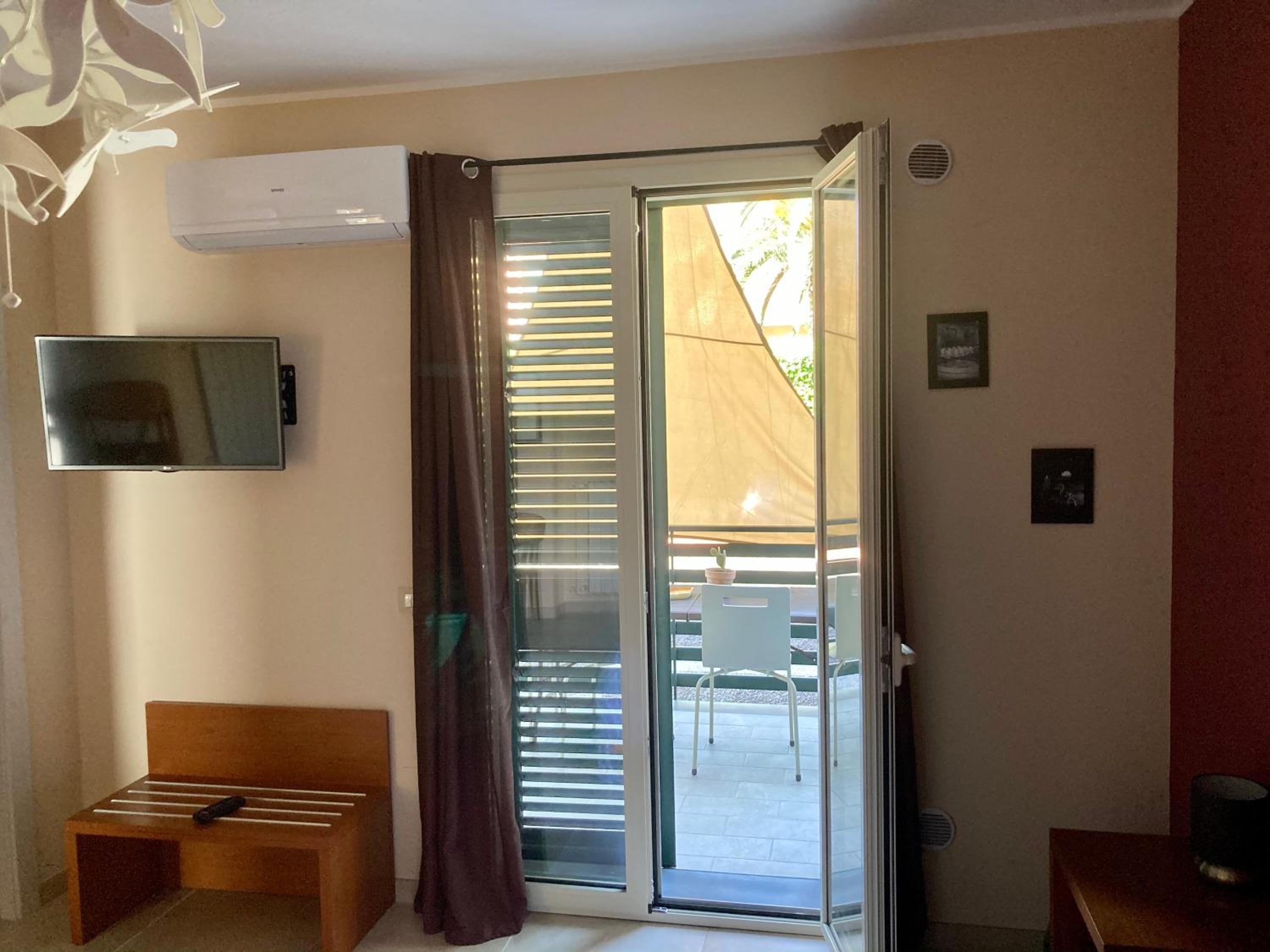 Quadruple Room with Private Bathroom - Photo 15