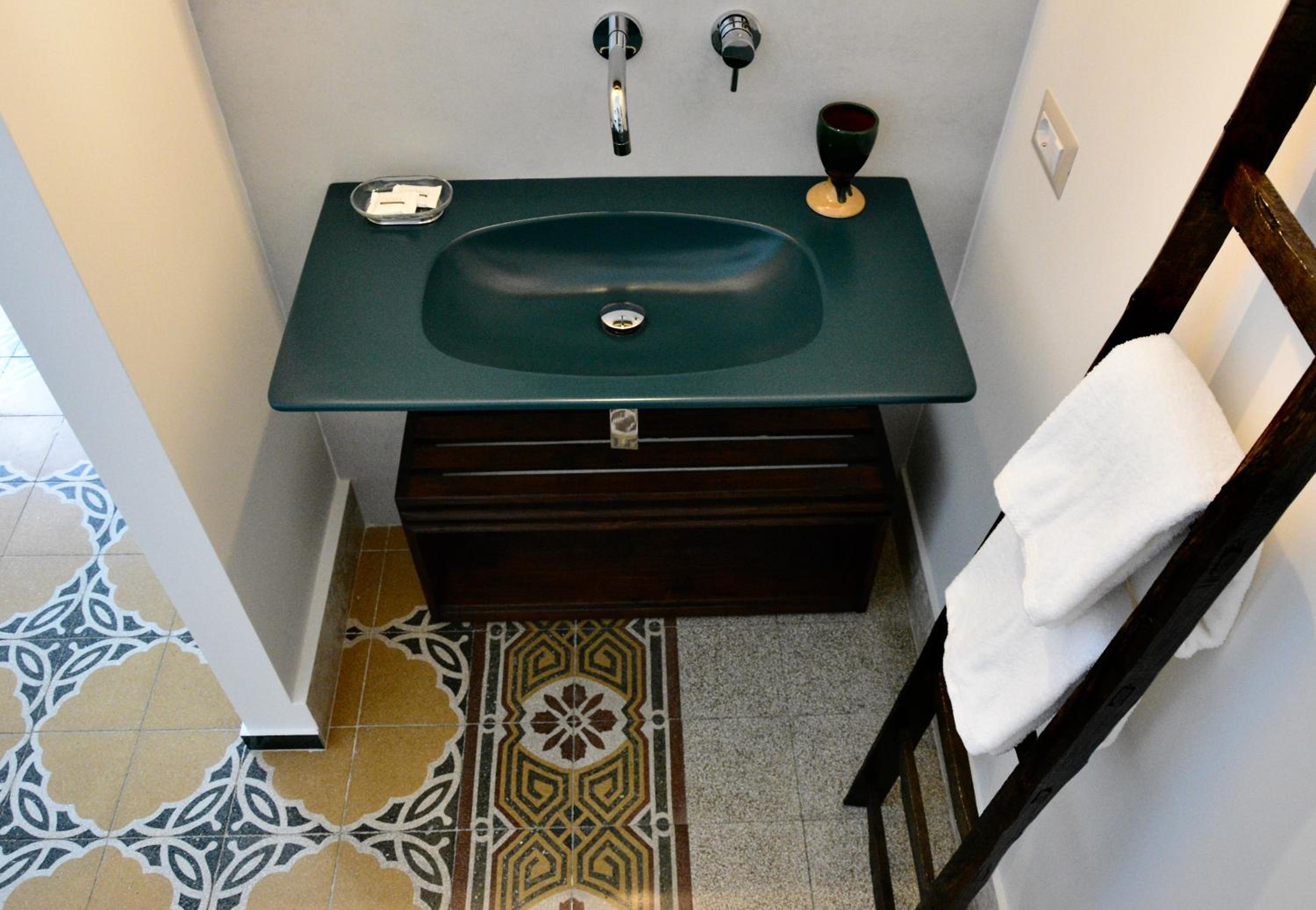 Deluxe Double Room - Photo 9