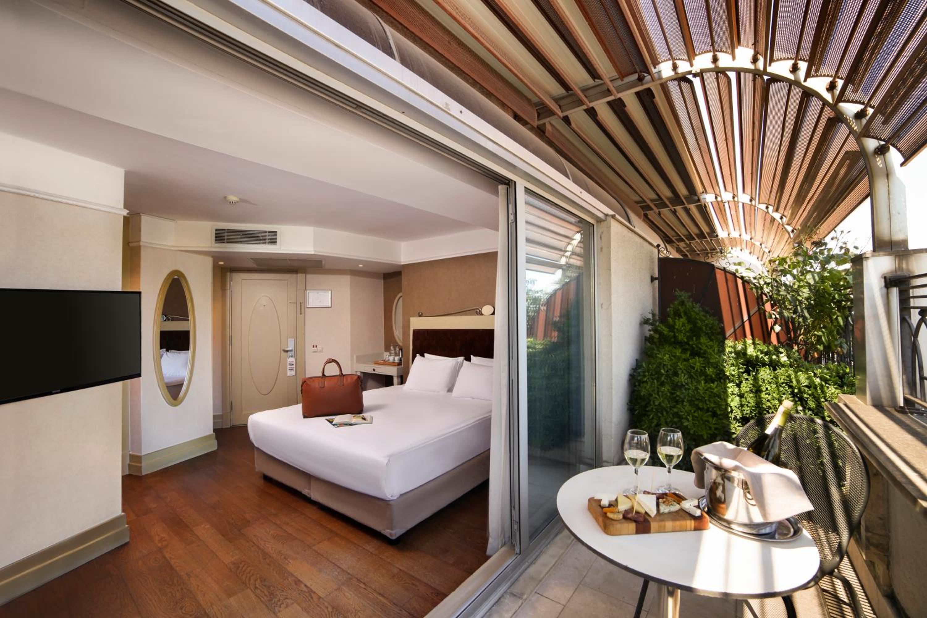 Double Room with Balcony photo 3