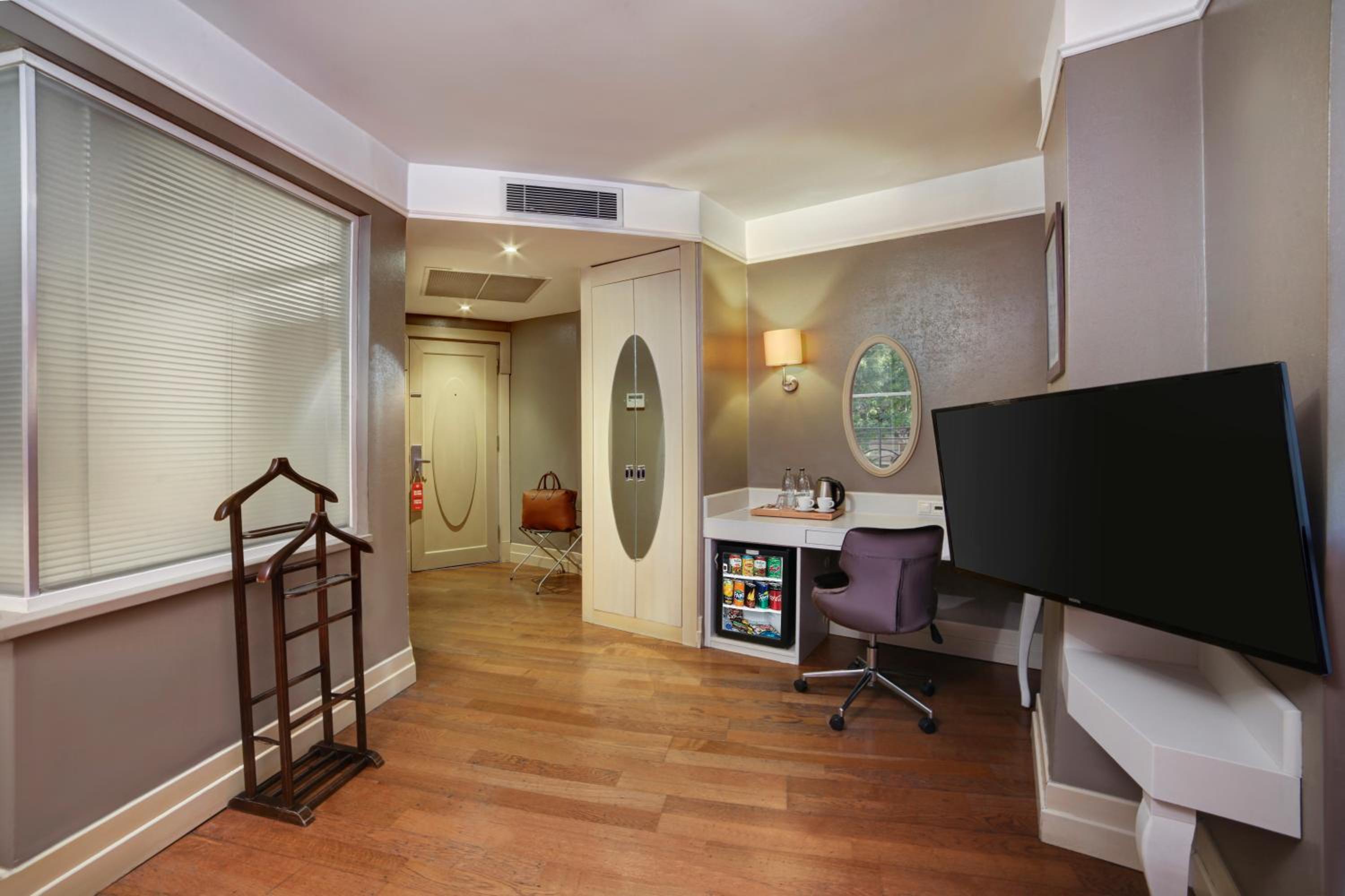Corner Suite photo 3