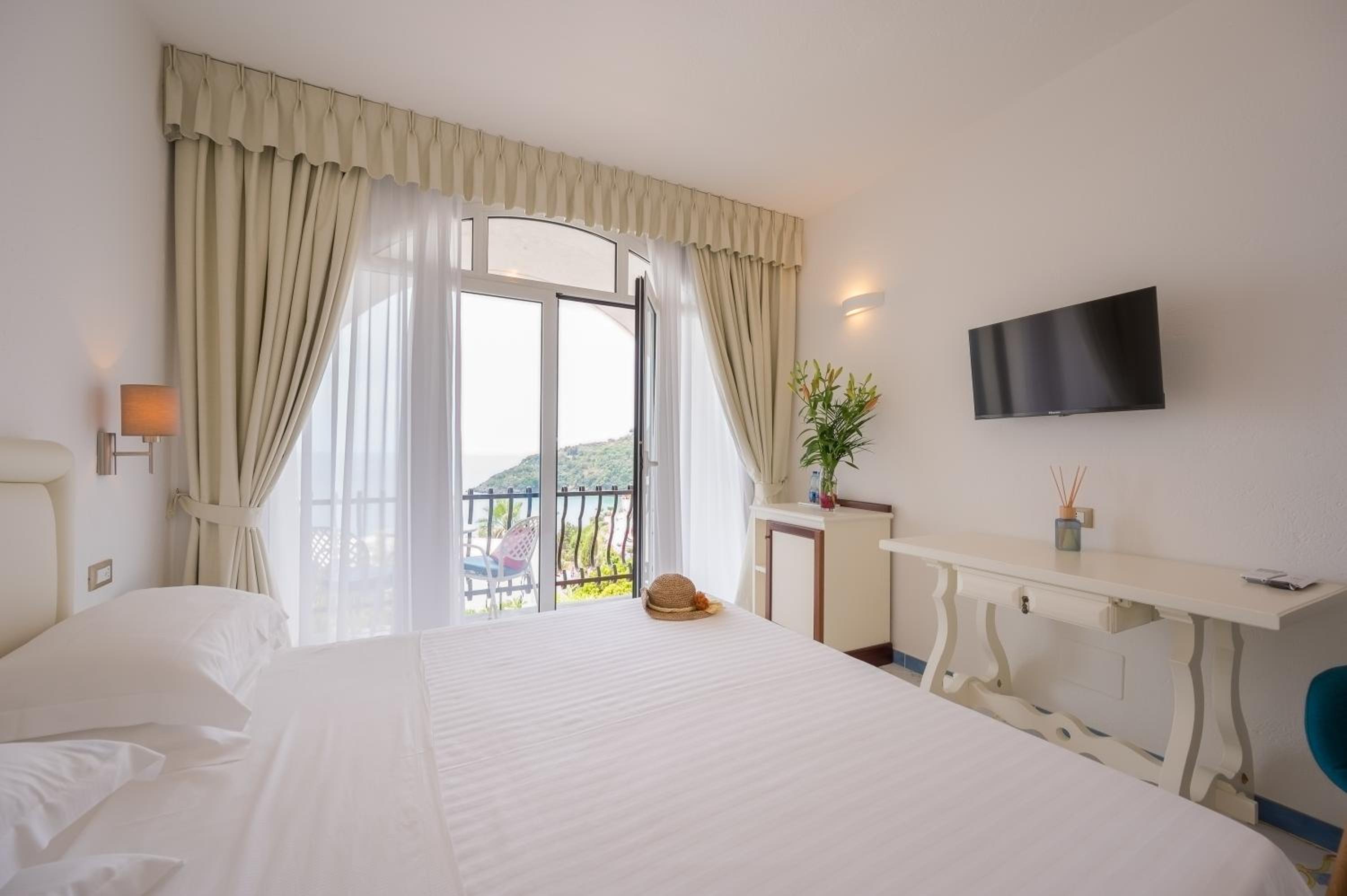 Superior Double Room with Balcony and Sea View - Photo 3