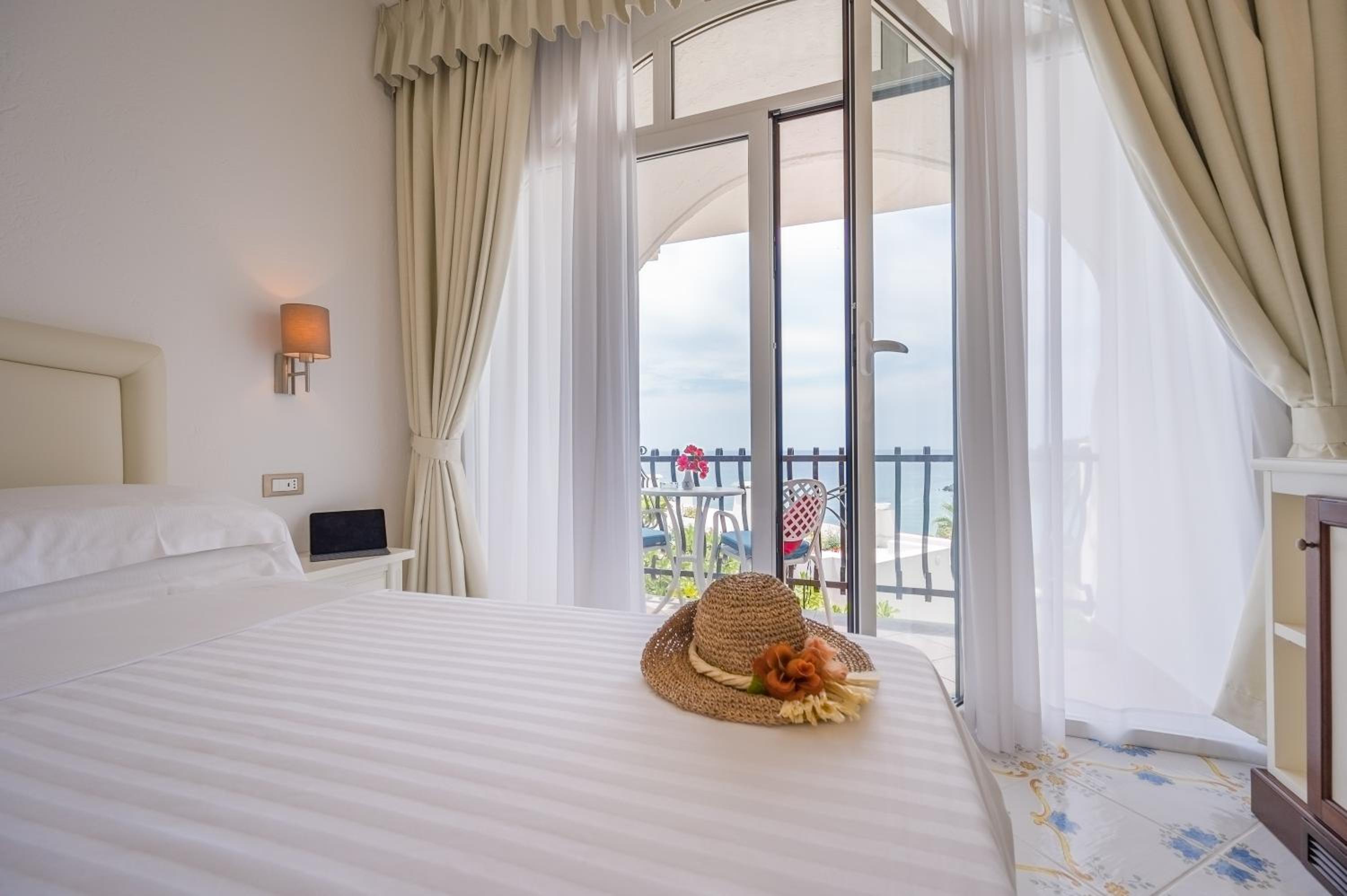 Superior Double Room with Balcony and Sea View - Photo 2