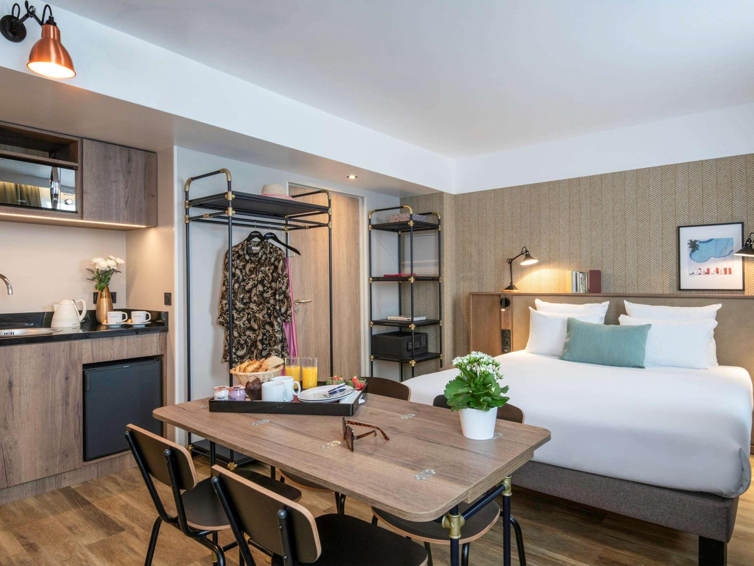 Superior Suite with Double Bed and Sofa Bed - Photo 17
