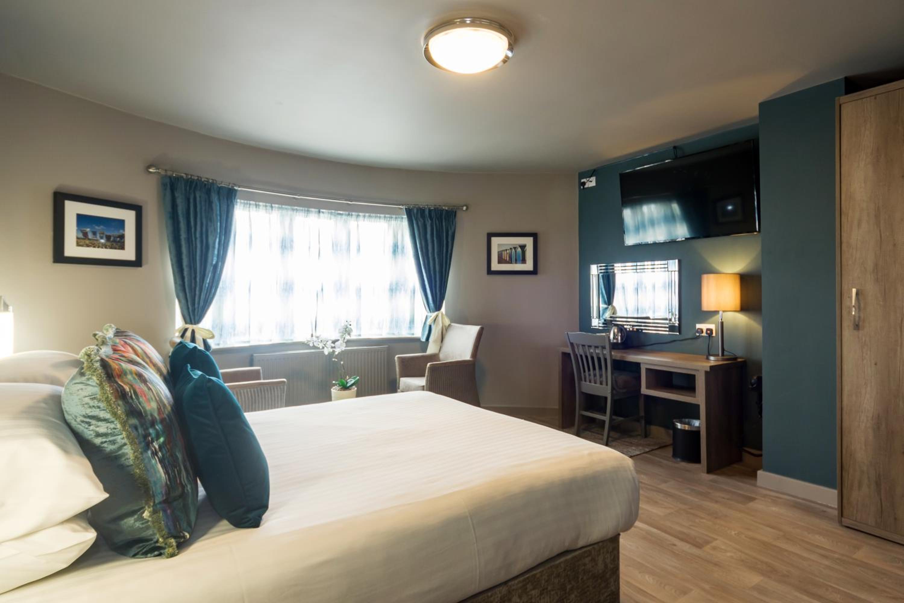 Extra Large Deluxe King room with Seaview - Photo 1