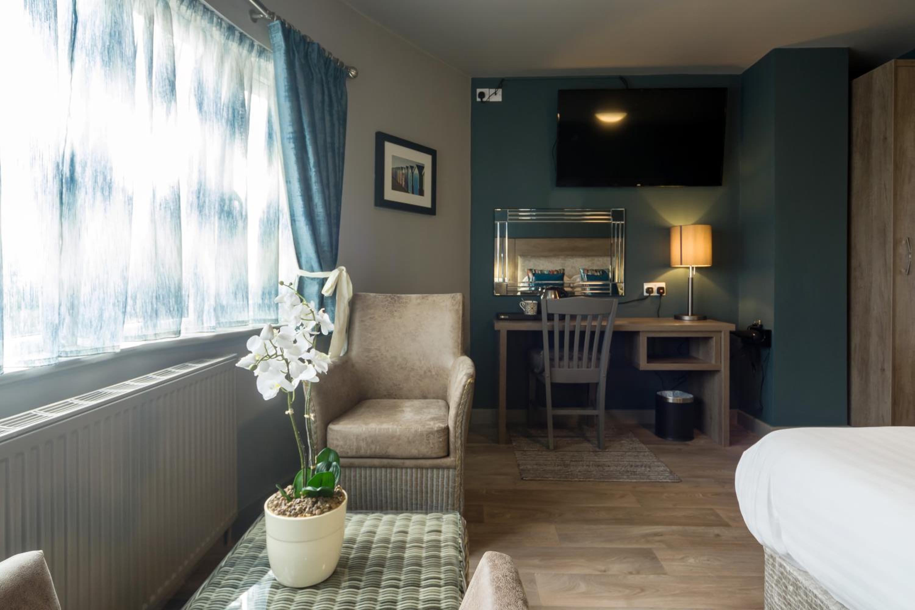 Extra Large Deluxe King room with Seaview - Photo 8